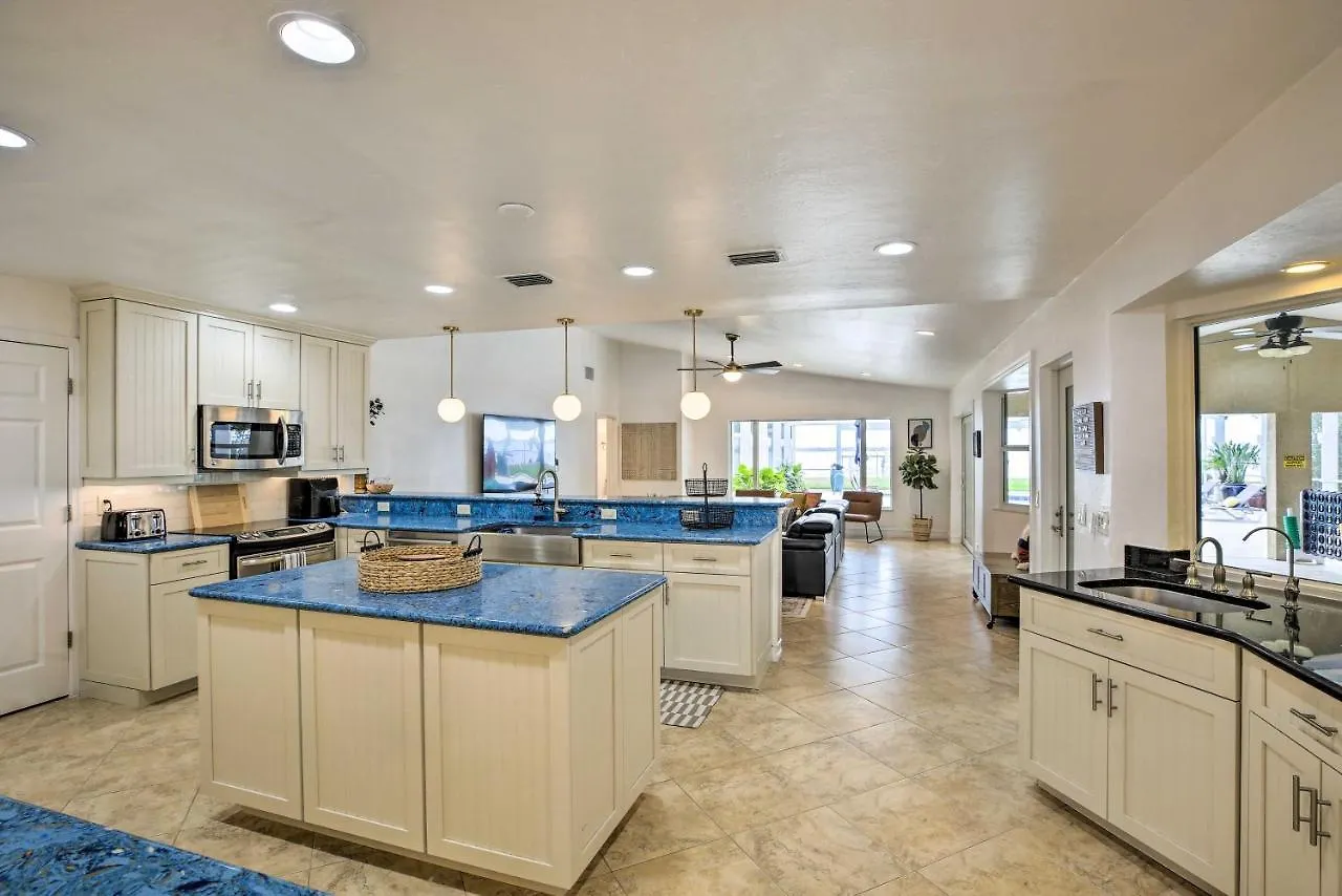 Luxurious Waterfront Escape With Pool And Dock! Holiday home