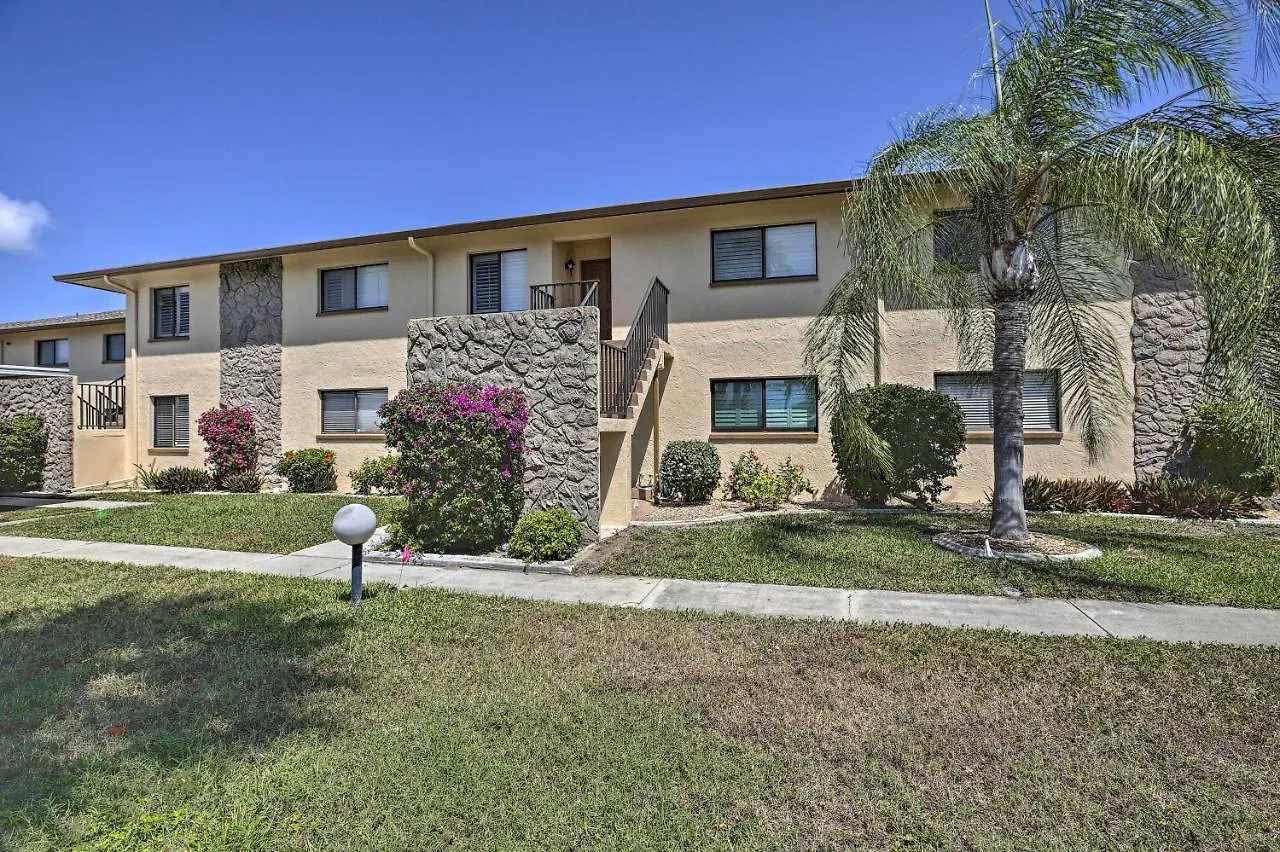 With Community Pool! Apartment
