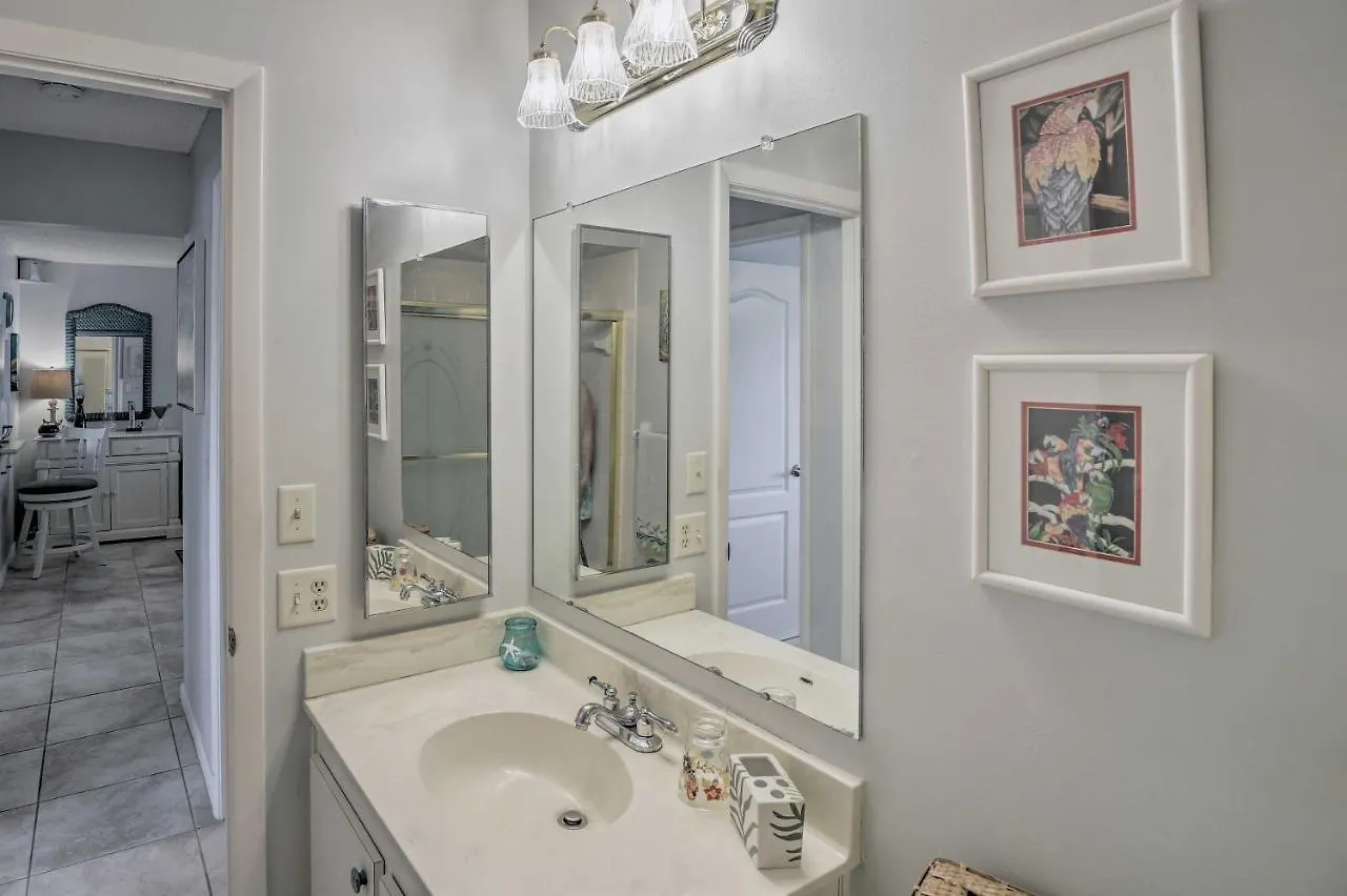 Apartment With Community Pool!