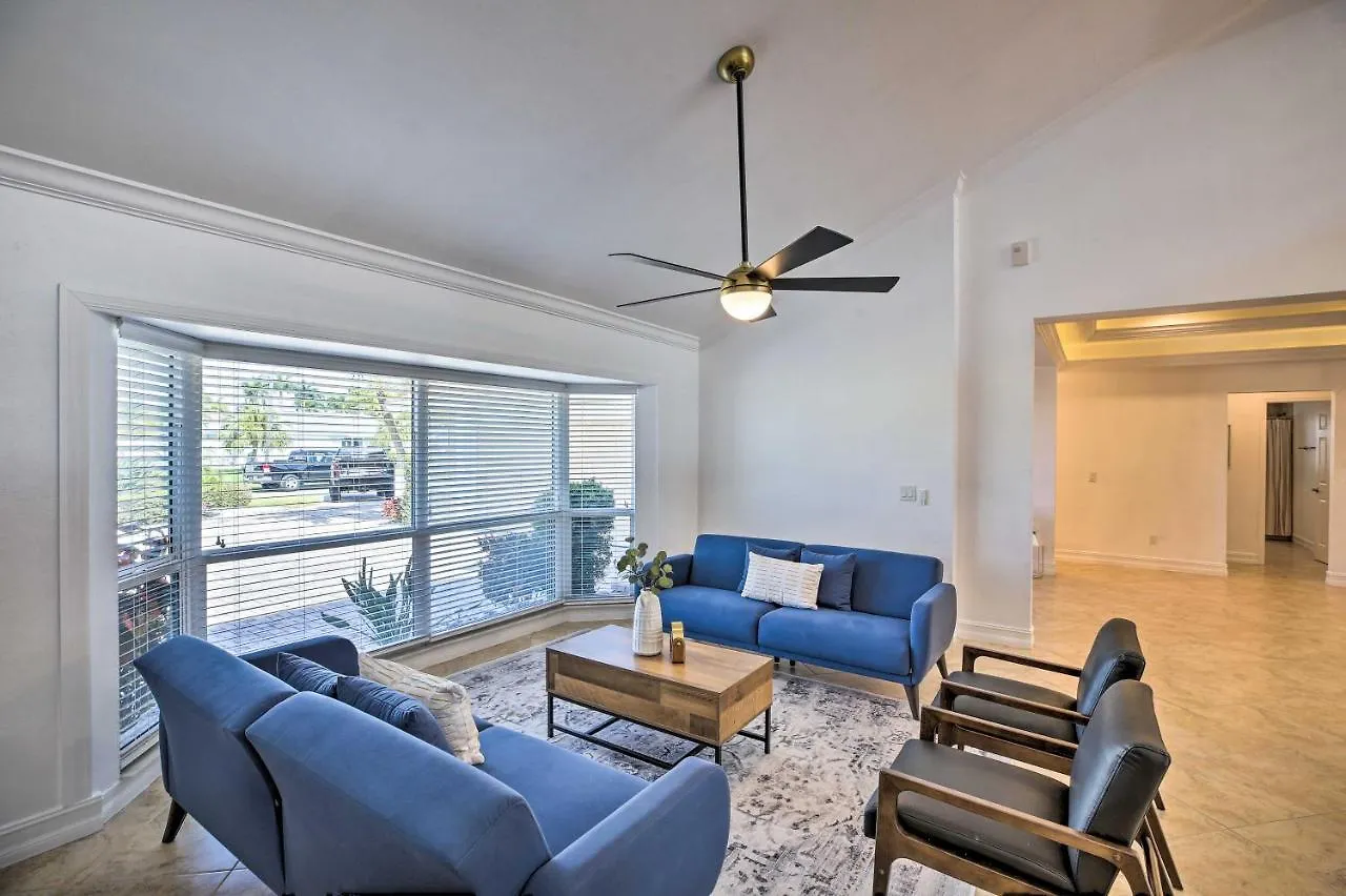 Holiday home Luxurious Waterfront Escape With Pool And Dock! Cape Coral