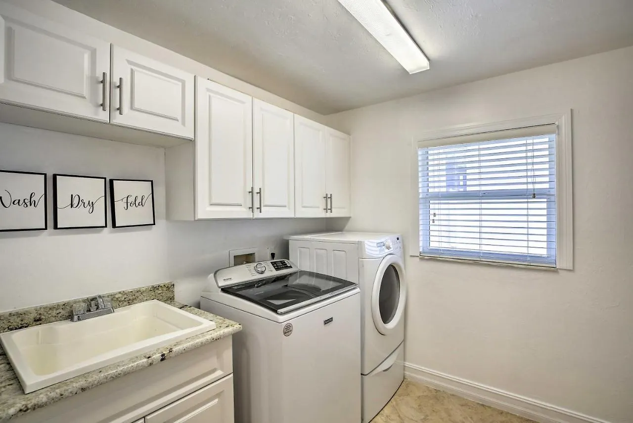 Luxurious Waterfront Escape With Pool And Dock! Holiday home Cape Coral