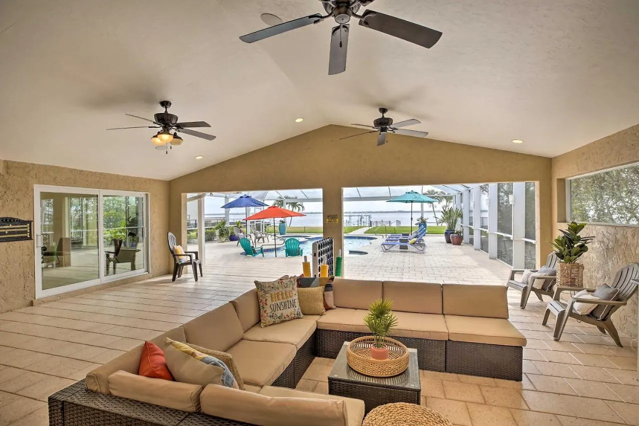 Holiday home Luxurious Waterfront Escape With Pool And Dock! *