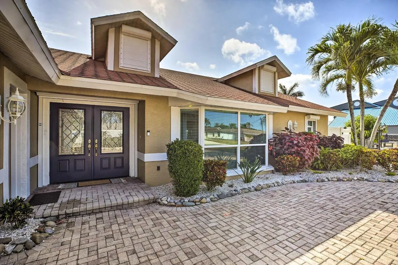 Holiday home Luxurious Waterfront Escape With Pool And Dock! *