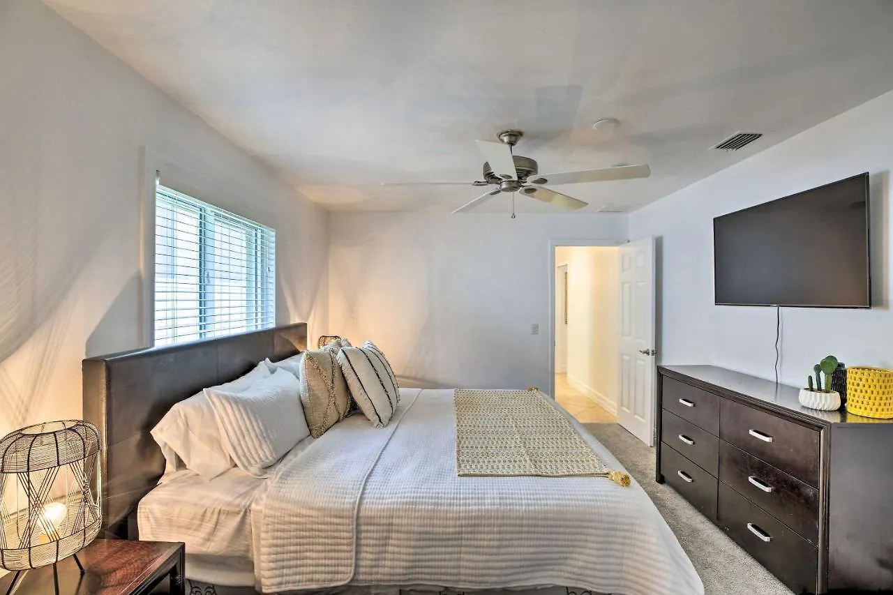 Luxurious Waterfront Escape With Pool And Dock! Holiday home Cape Coral