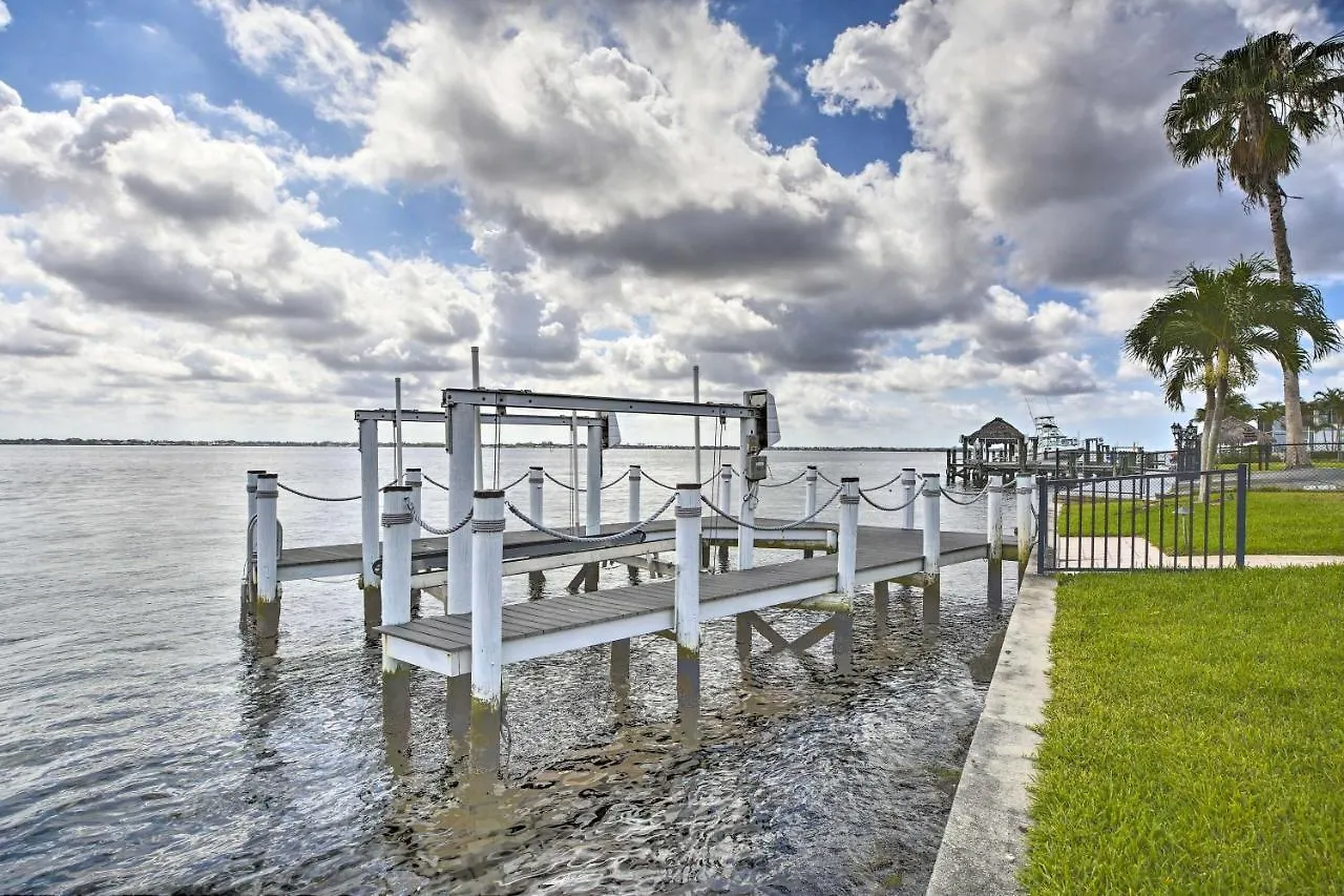 Holiday home Luxurious Waterfront Escape With Pool And Dock! Cape Coral