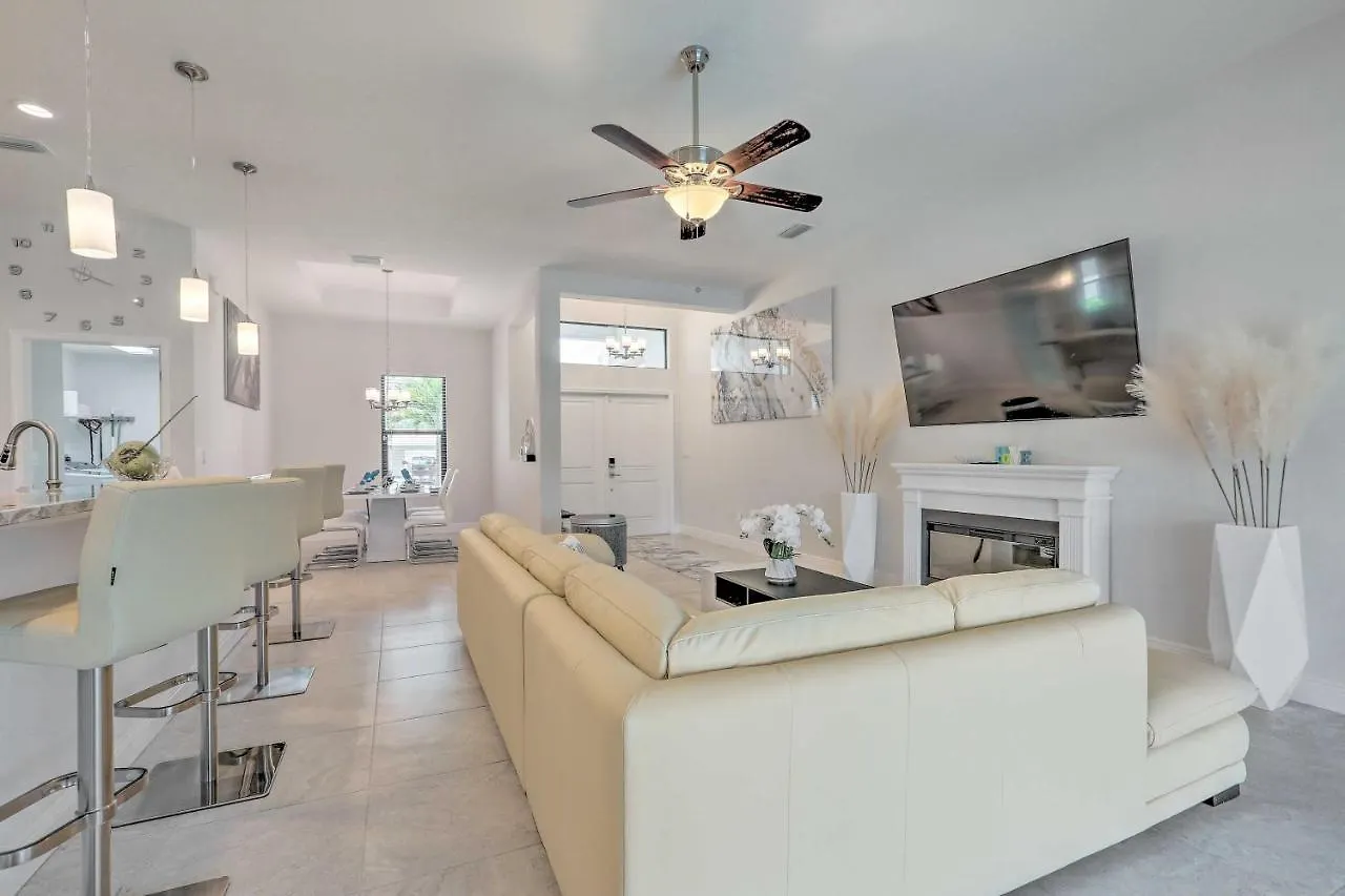 With Private Saltwater Pool! Holiday home Cape Coral