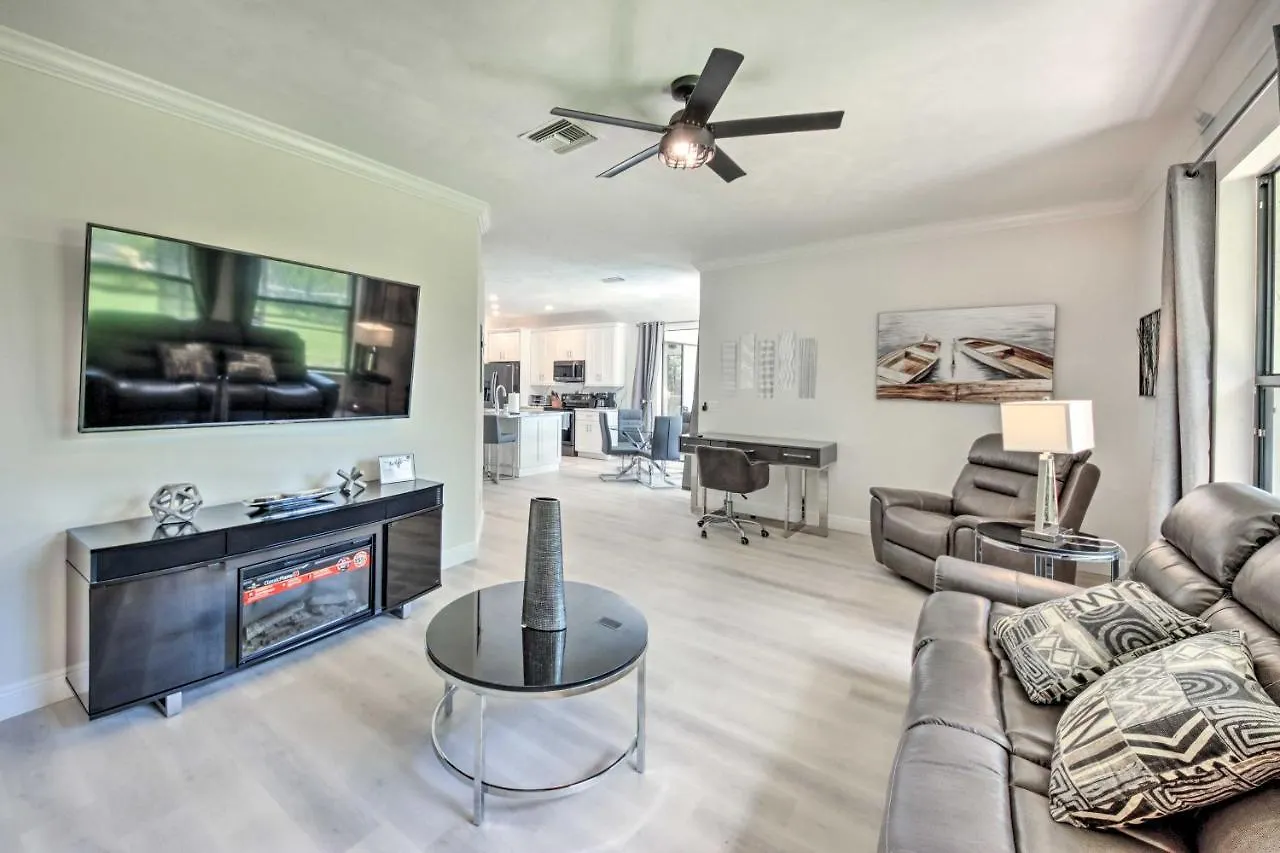 Modern Private Lanai And Pool! Holiday home