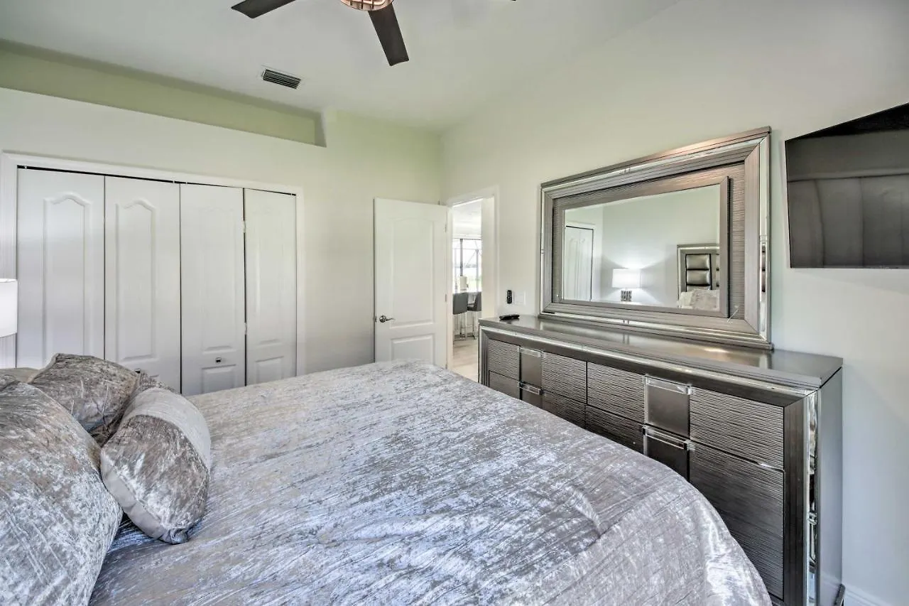 Modern Private Lanai And Pool! Holiday home Cape Coral