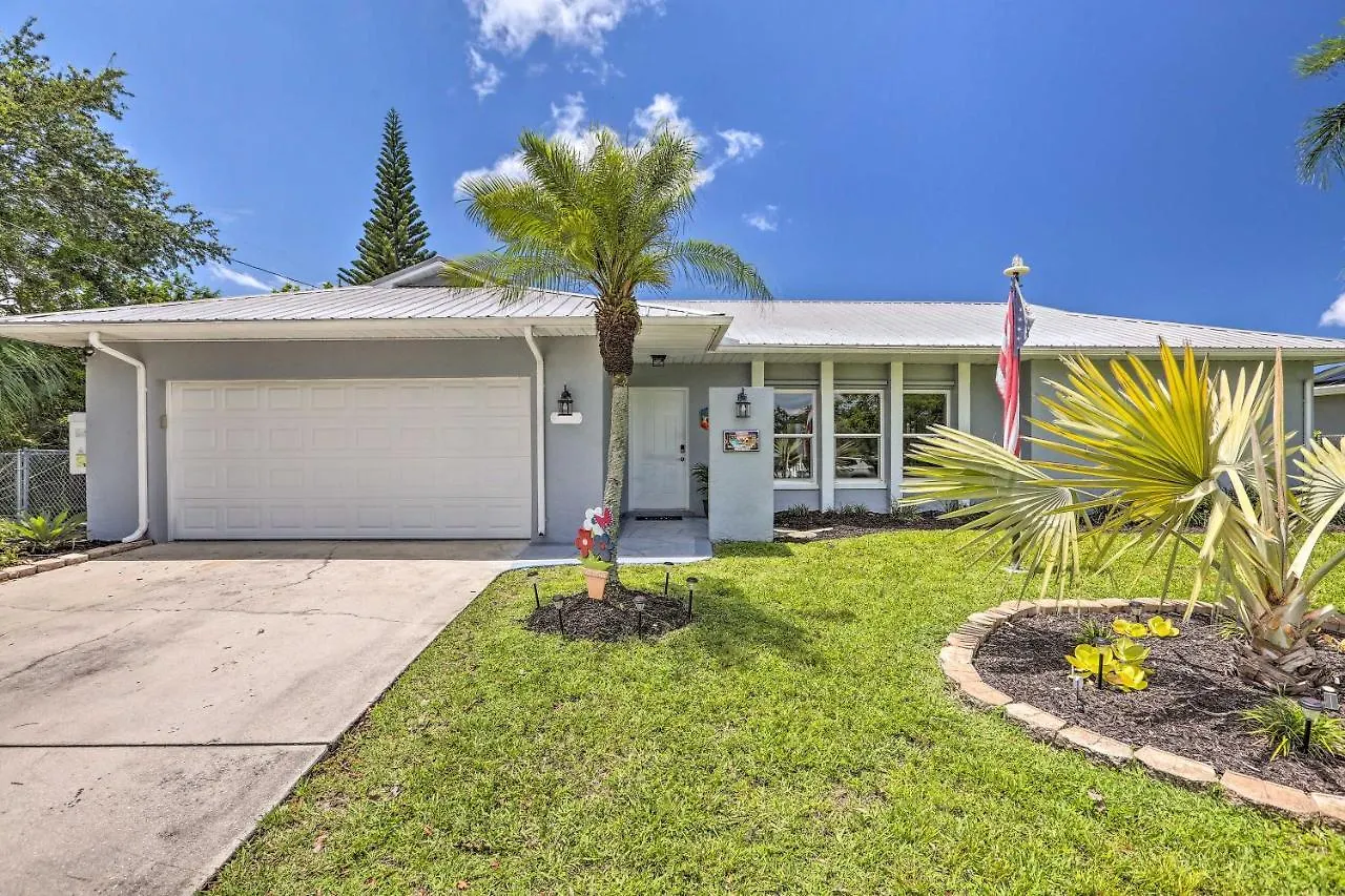Airy Canalfront Oasis In With Pool! Holiday home Cape Coral