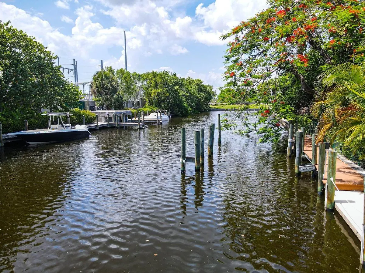 Villa Waterfront Pool With Sailboat Access