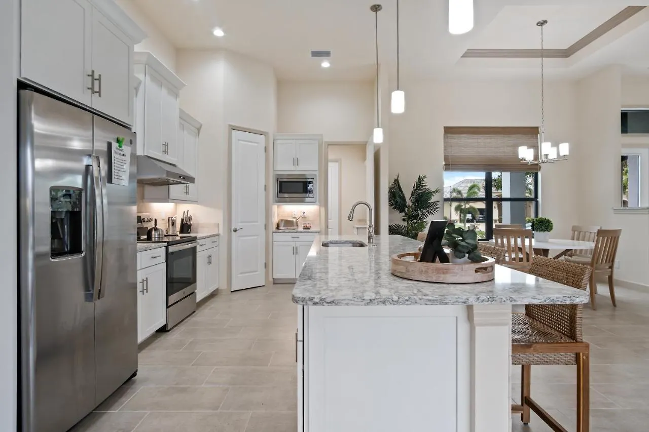 Sw Fl Oasis - 4bdr - 3bth - Pool - Game - Sleeps 10 Or More Holiday home Cape Coral