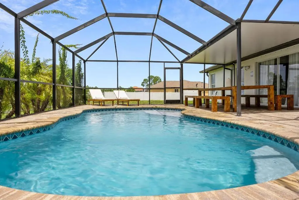 Cape Escape Ii - 4bdr - 2bth - Pool - Sleeps 10 Or More Holiday home Cape Coral