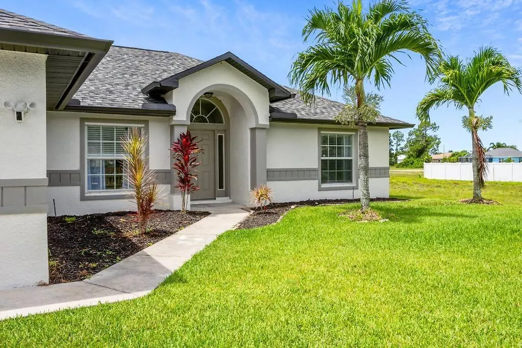 Cape Escape Ii - 4bdr - 2bth - Pool - Sleeps 10 Or More * Cape Coral