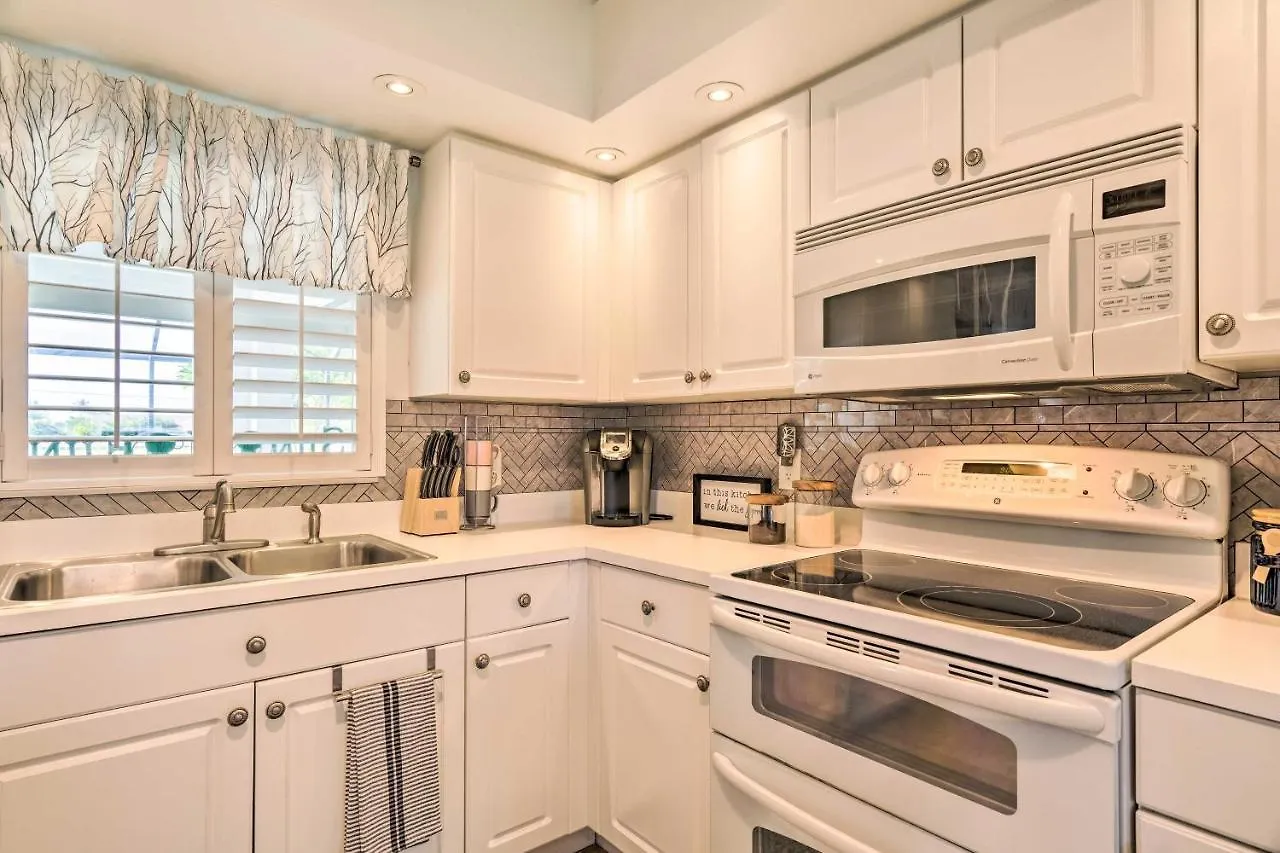 Chic Oasis With Pool 5 Mi To Beach! *