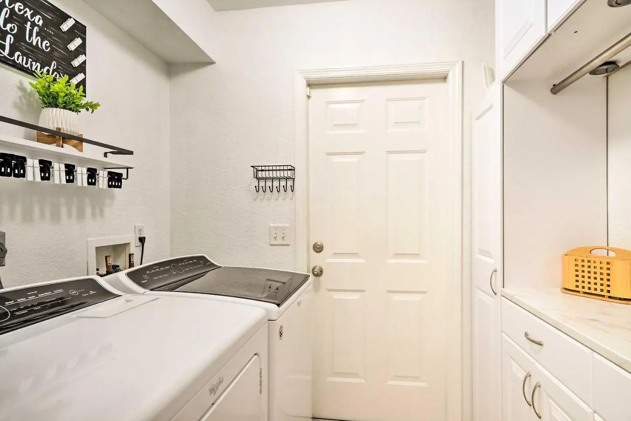 Chic Oasis With Pool 5 Mi To Beach! *