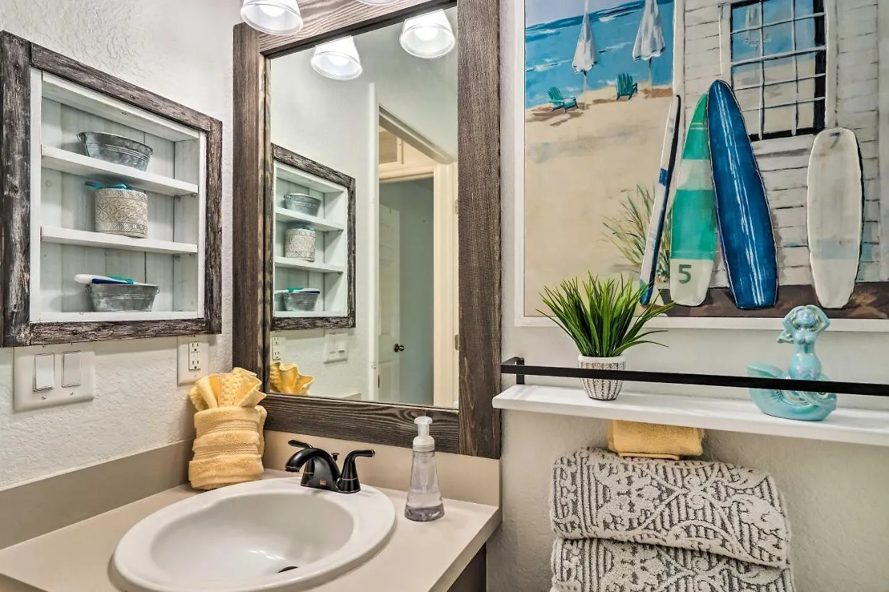 Holiday home Chic Oasis With Pool 5 Mi To Beach! Cape Coral