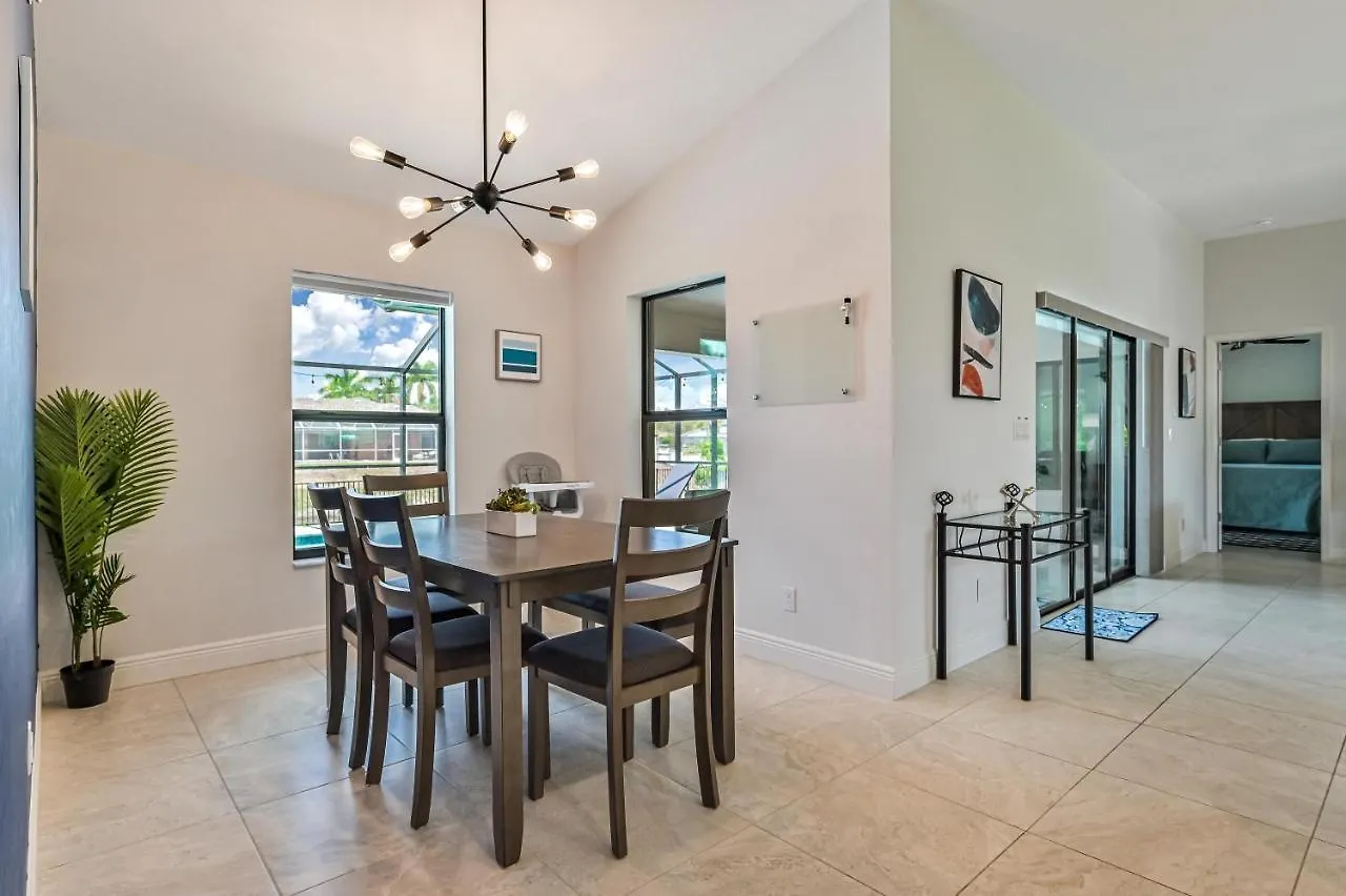 Centrally Located Oasis On Fresh Water Holiday home