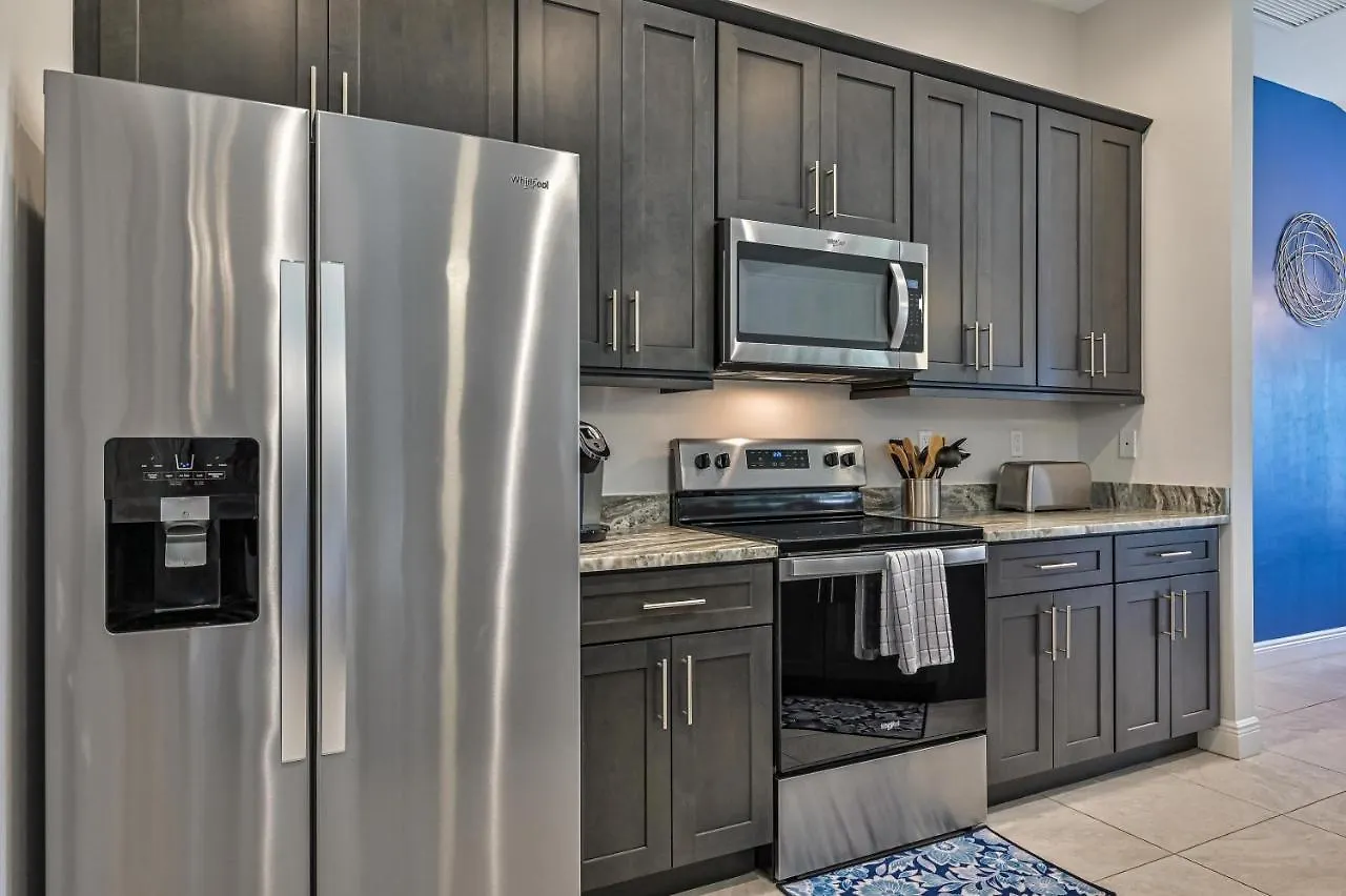 Centrally Located Oasis On Fresh Water * Cape Coral