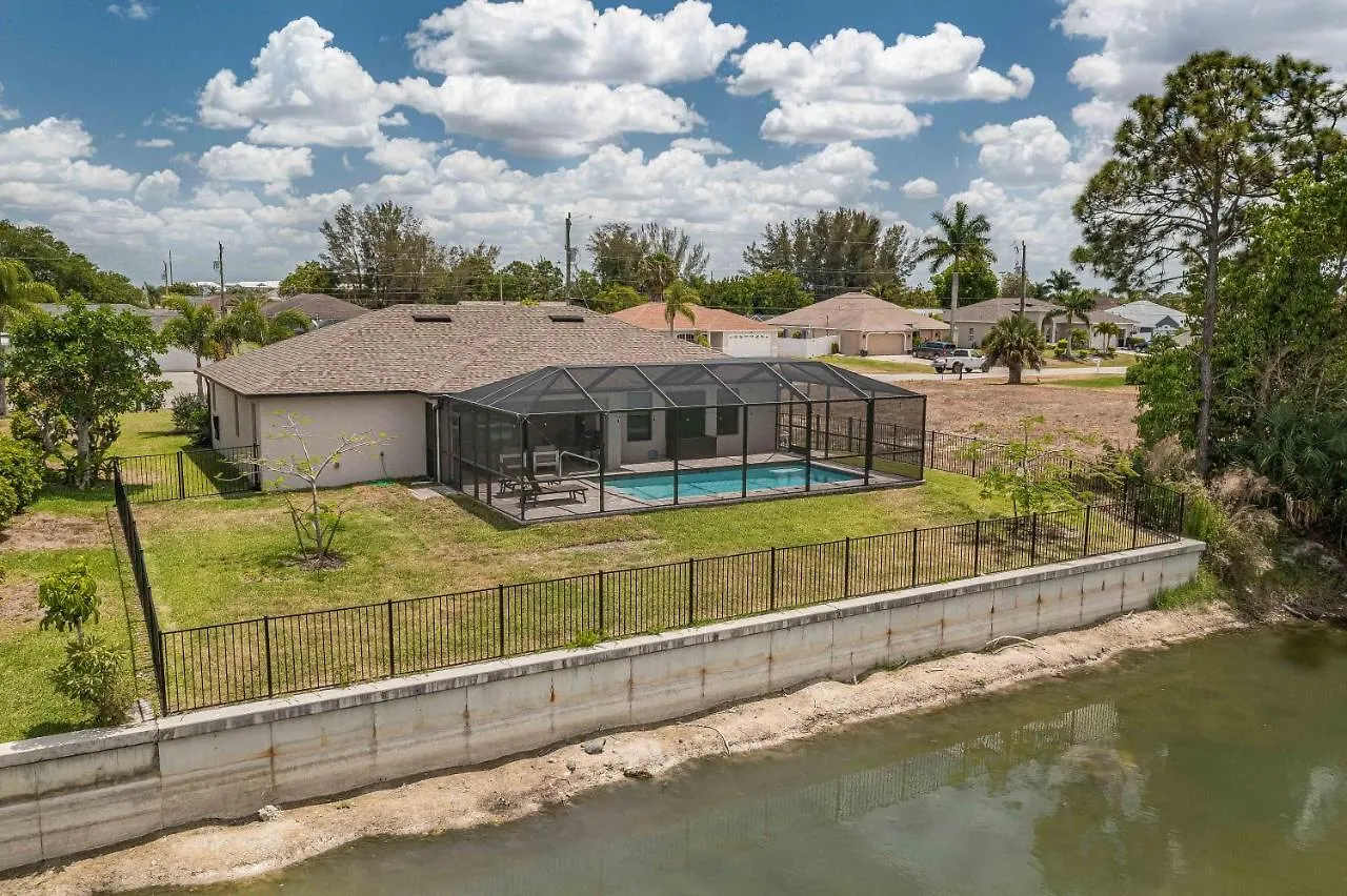 Centrally Located Oasis On Fresh Water Holiday home