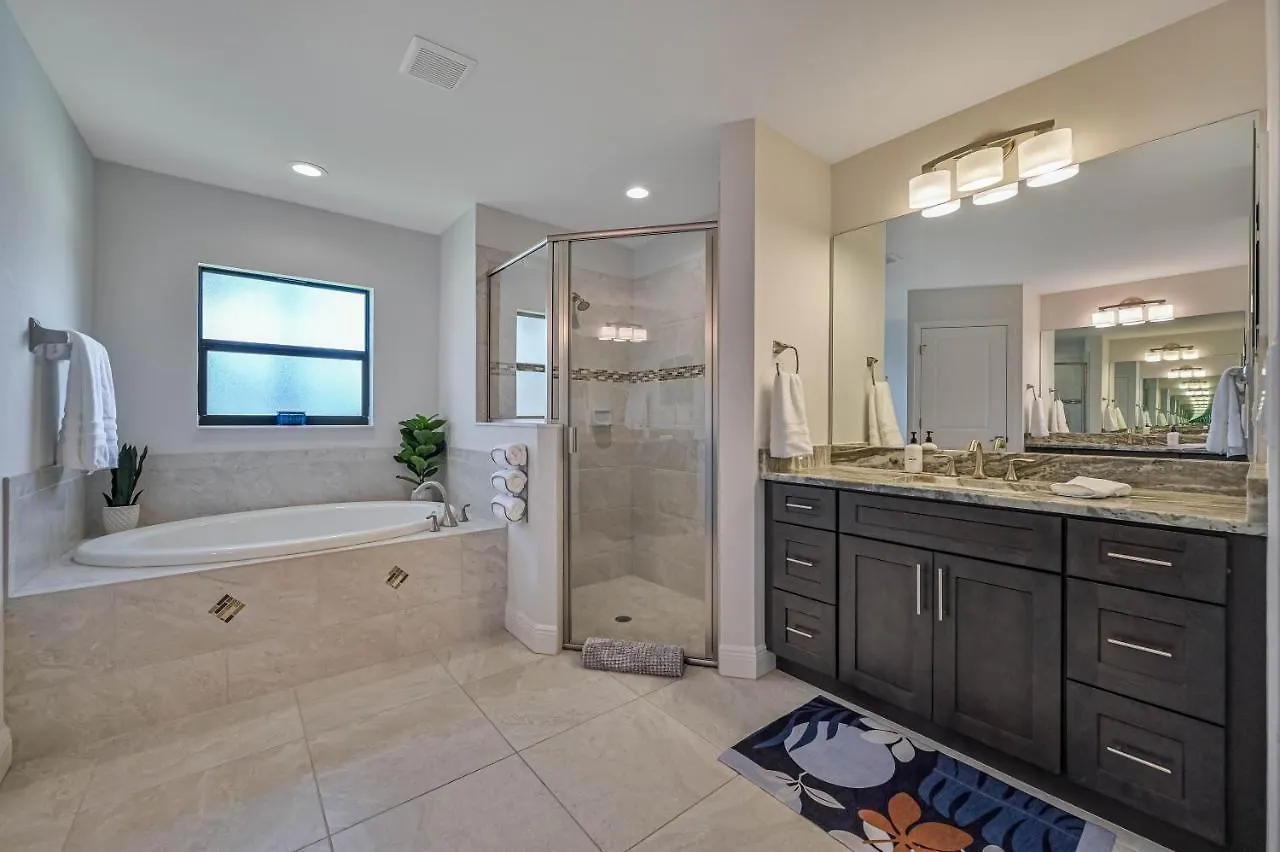 Centrally Located Oasis On Fresh Water Holiday home Cape Coral