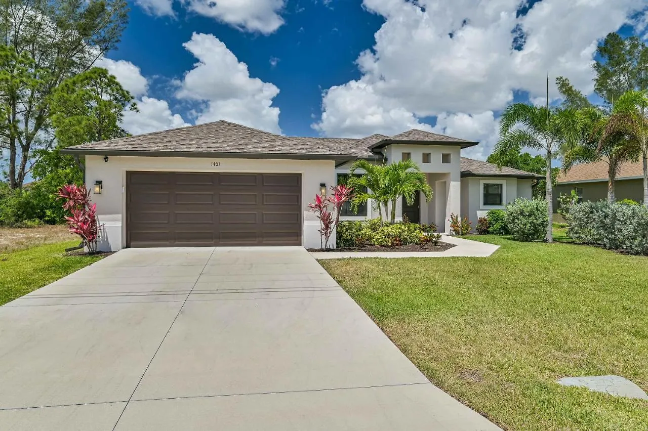 Centrally Located Oasis On Fresh Water Holiday home *