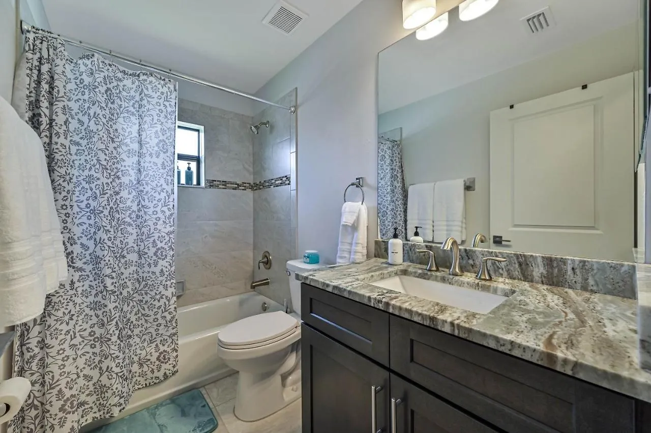 Centrally Located Oasis On Fresh Water * Cape Coral