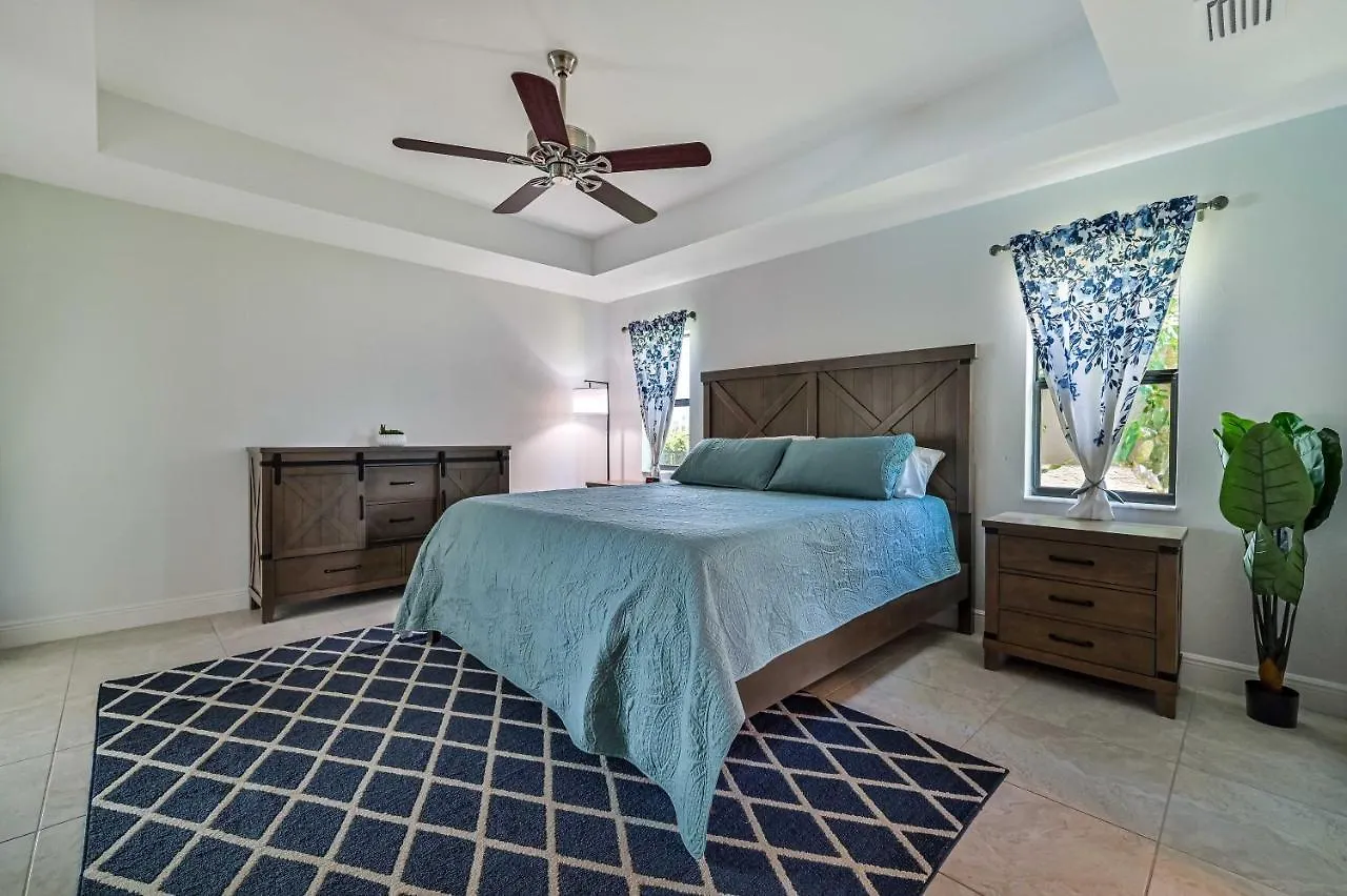 Centrally Located Oasis On Fresh Water Holiday home *