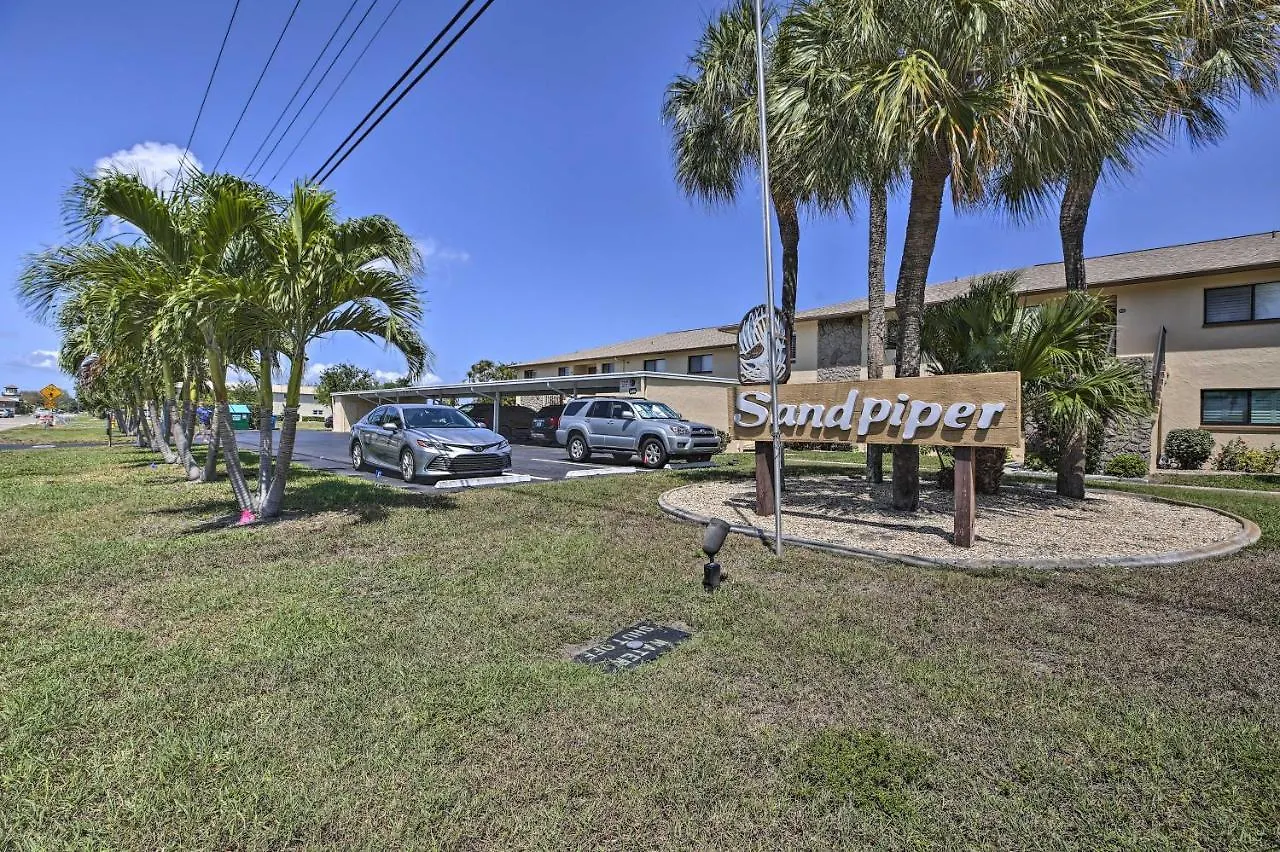 With Community Pool! Apartment Cape Coral
