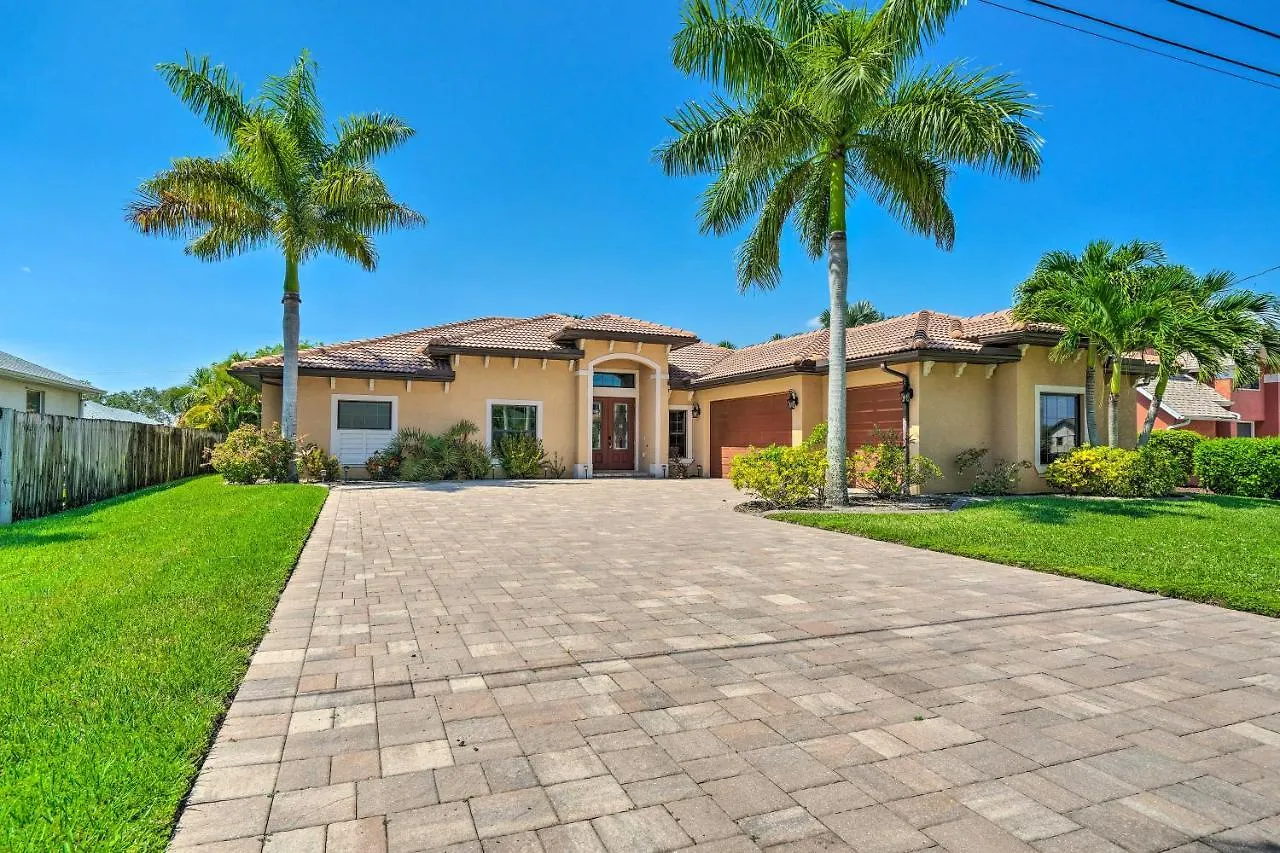Canalfront With Patio And Grill! Cape Coral