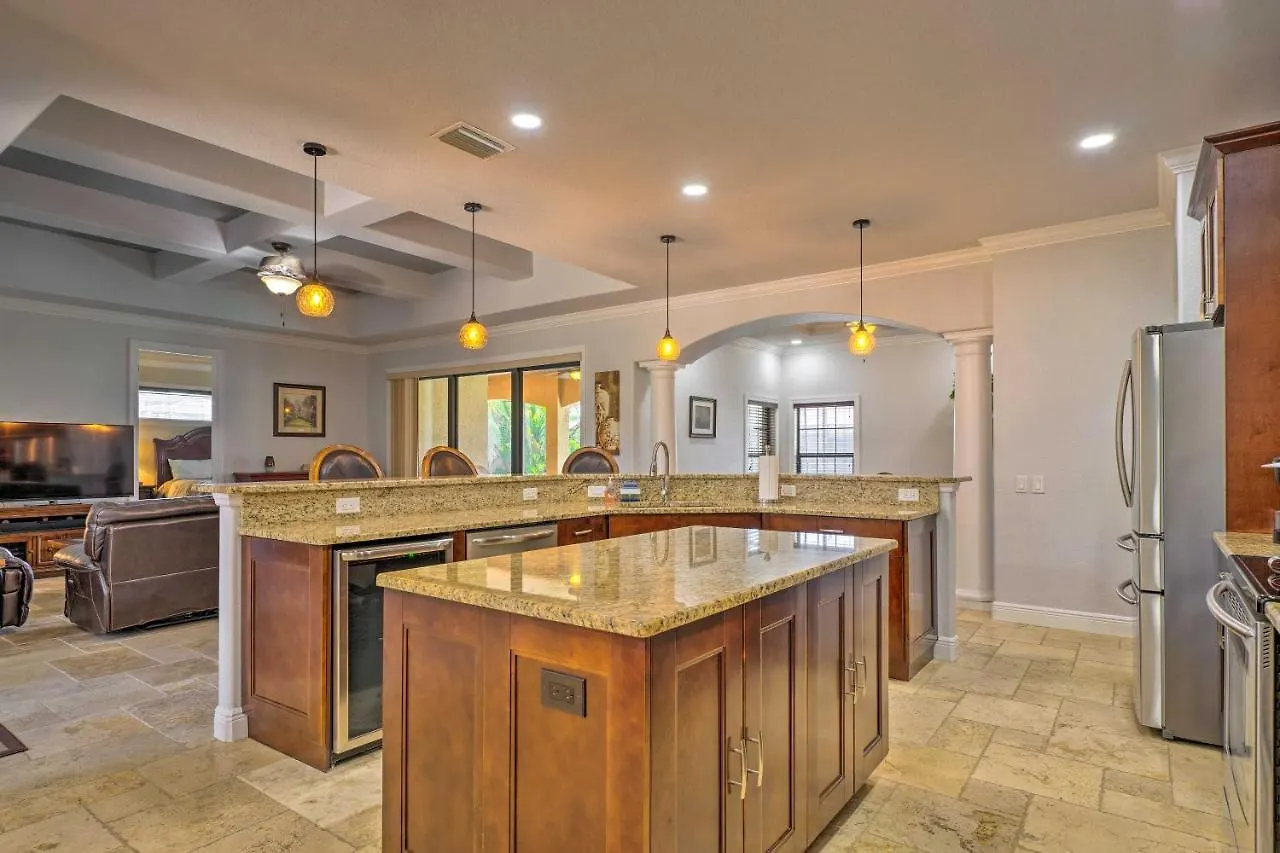 Canalfront With Patio And Grill! Holiday home Cape Coral