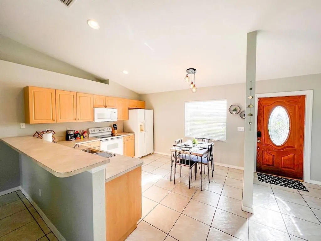 Charming Sunset 3 Bedroom Getaway Cape Coral