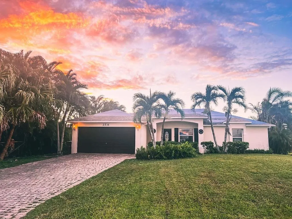 Charming Sunset 3 Bedroom Getaway * Cape Coral