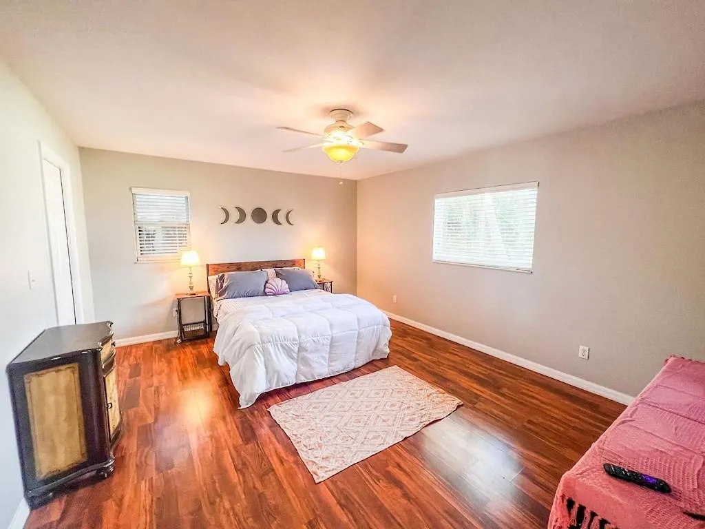 Charming Sunset 3 Bedroom Getaway * Cape Coral