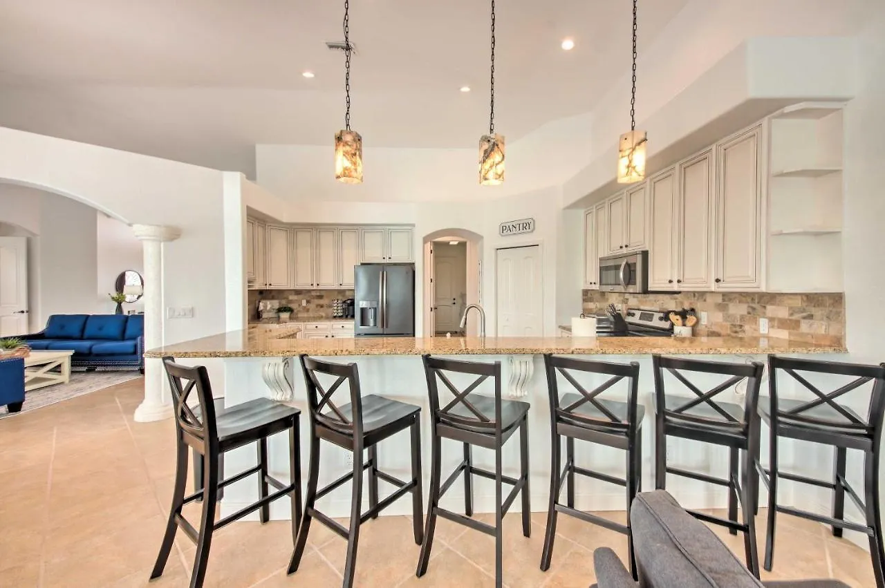 Luxe Oasis On Canal Pool And Lanai! Holiday home