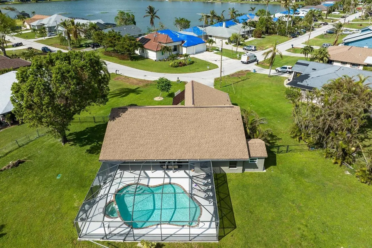 Heated Pool, Sleeps 8 - Sunny Daze Holiday home Cape Coral