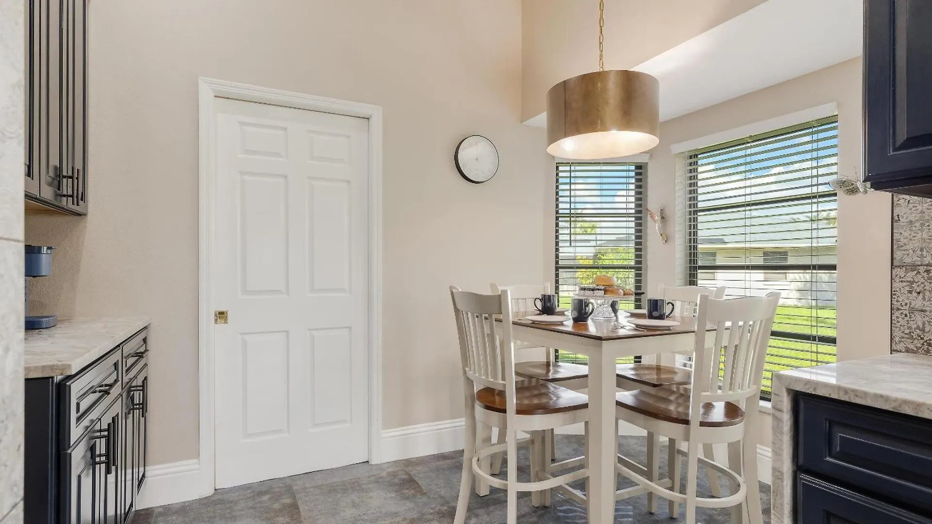 Heated Pool, Sleeps 8 - Sunny Daze Holiday home