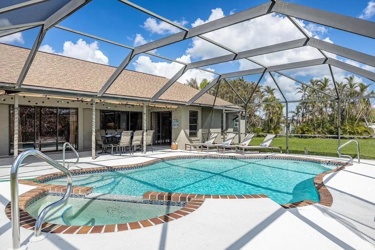 Heated Pool, Sleeps 8 - Sunny Daze Holiday home *