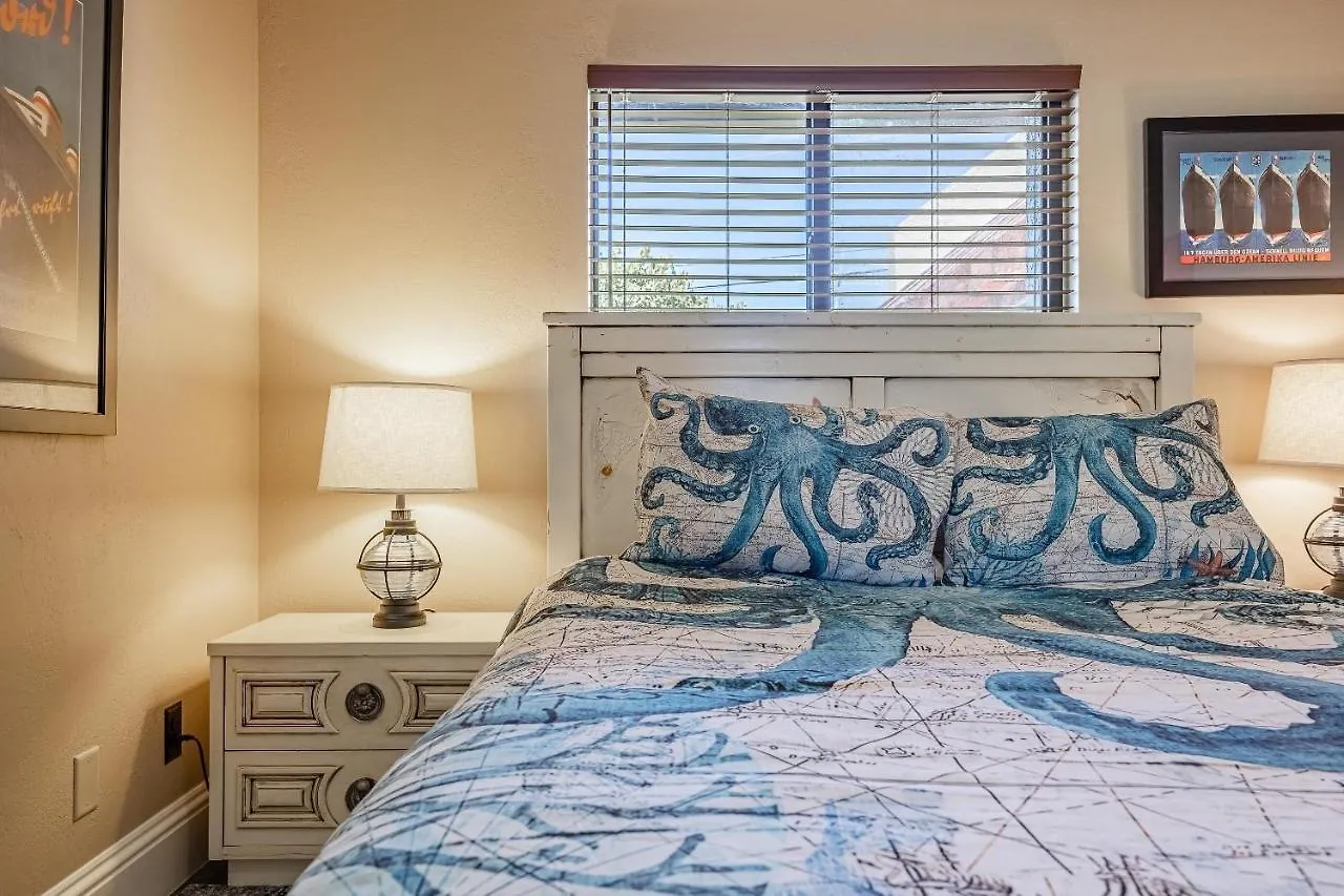 Heated Pool, Sleeps 8 - Sunny Daze Holiday home *