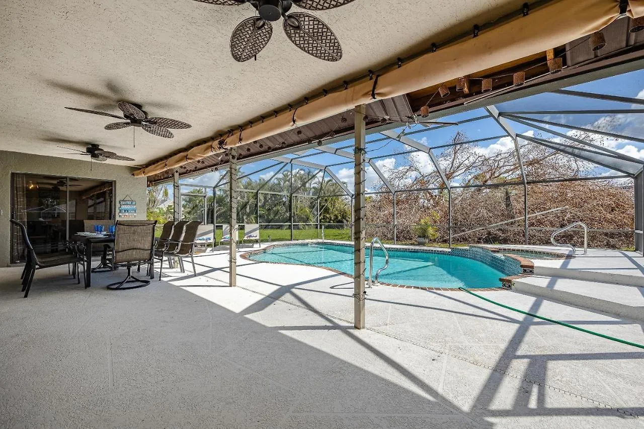 Heated Pool, Sleeps 8 - Sunny Daze Cape Coral