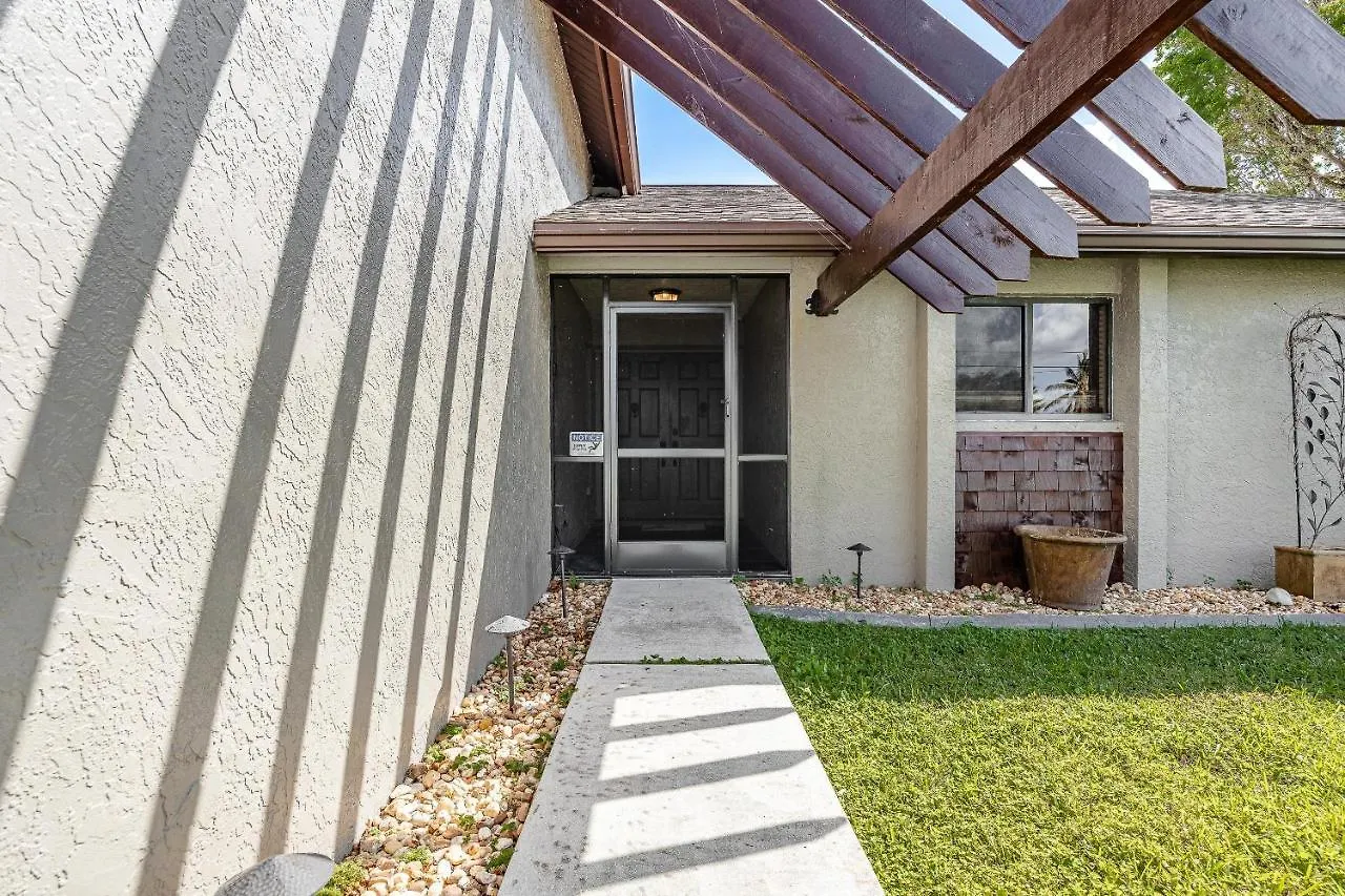 Heated Pool, Sleeps 8 - Sunny Daze Cape Coral