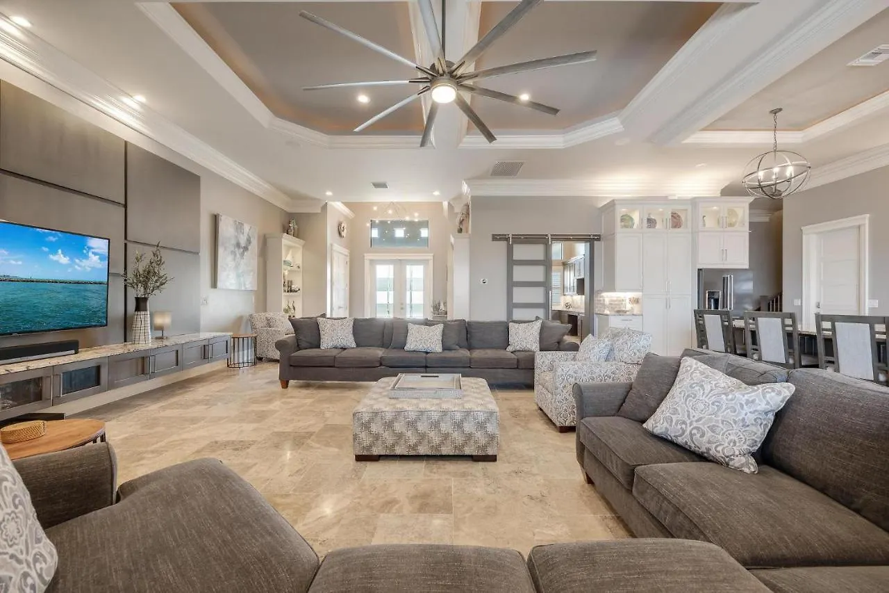 Gulf Access, Heated Salt Water Pool, Kayaks - Surfside Escape - Roelens Vacations Cape Coral