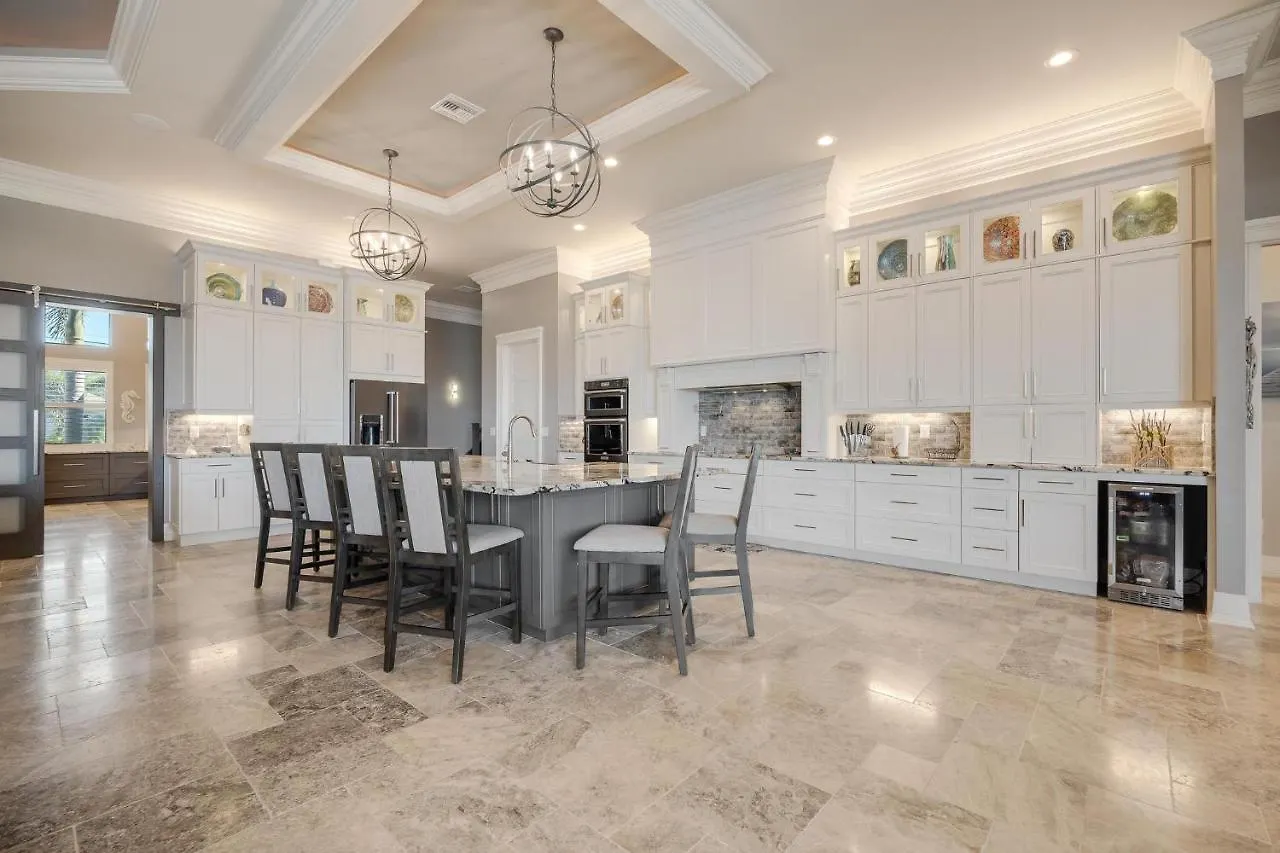 Gulf Access, Heated Salt Water Pool, Kayaks - Surfside Escape - Roelens Vacations * Cape Coral