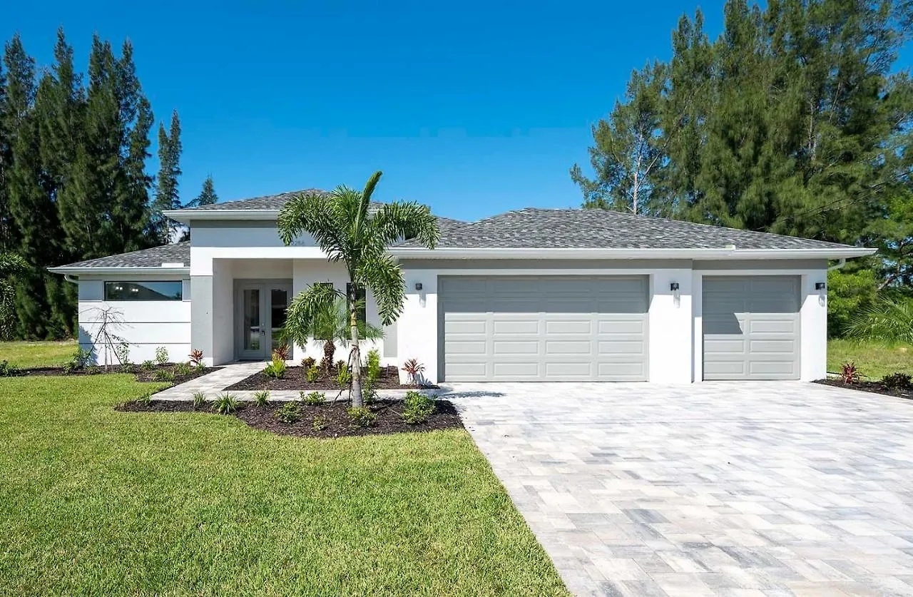 Holiday home Brand New Home! On Intersecting Canals, Pool, Sleeps 8 - Seaduction *