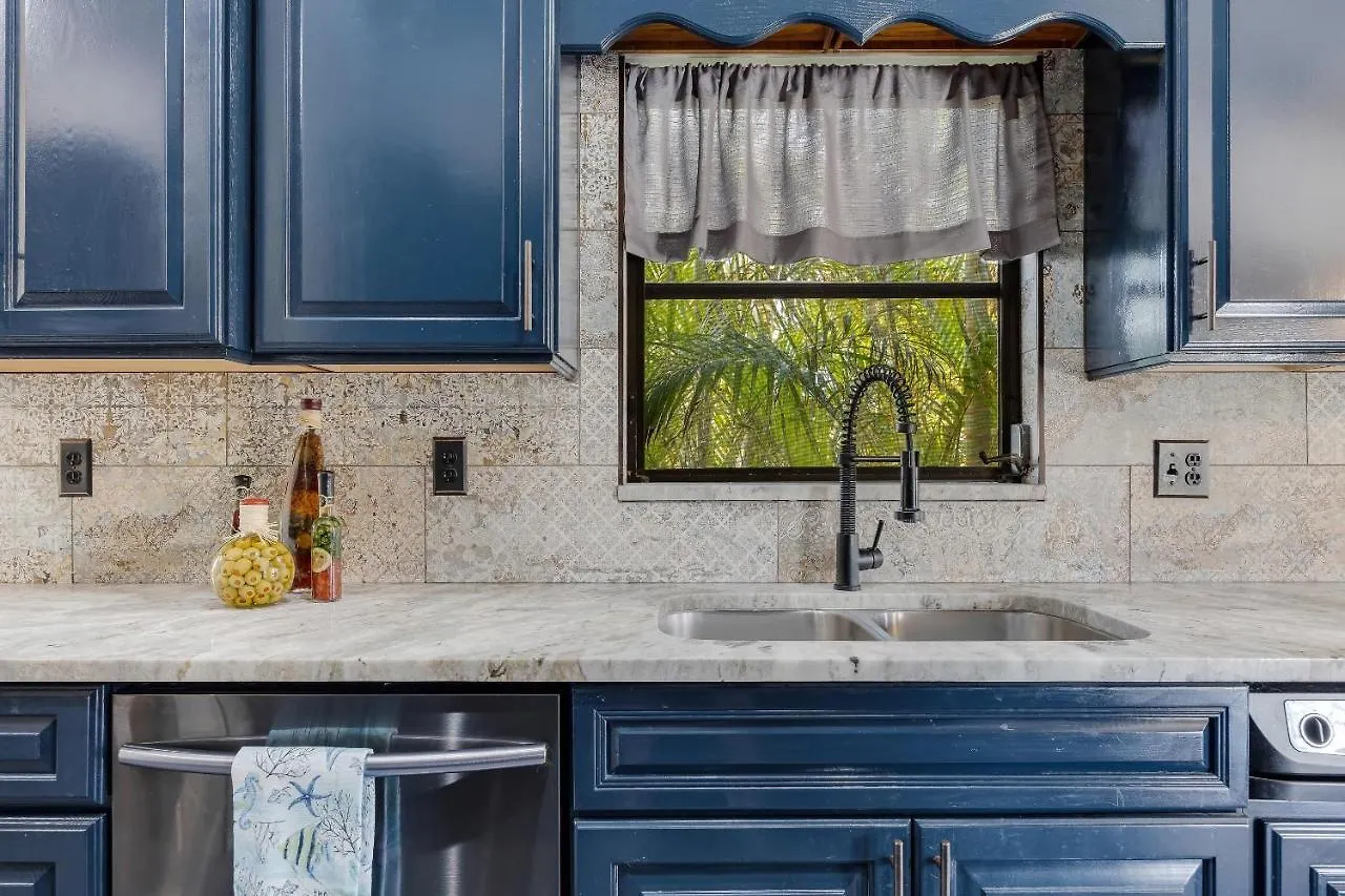 Heated Pool, Sleeps 8 - Sunny Daze Holiday home Cape Coral