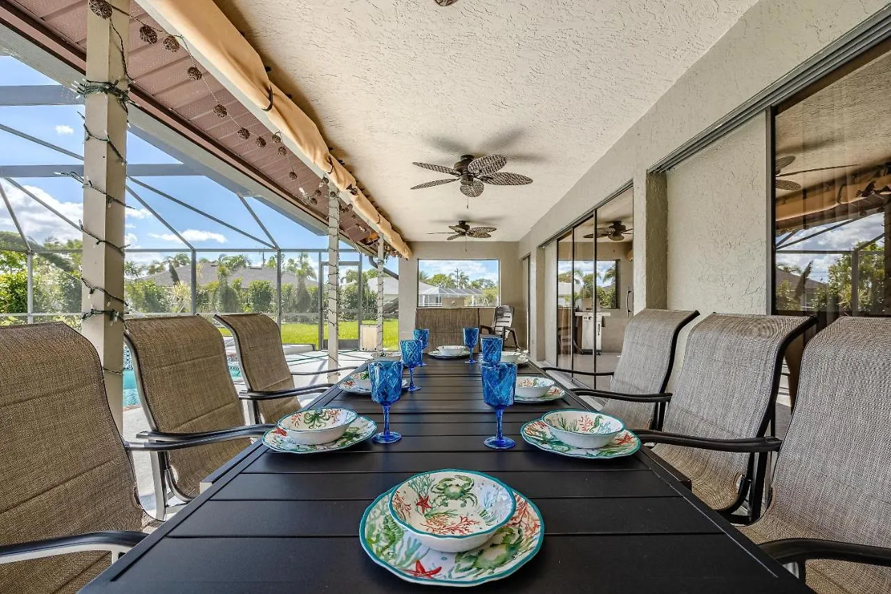 Heated Pool, Sleeps 8 - Sunny Daze Holiday home Cape Coral