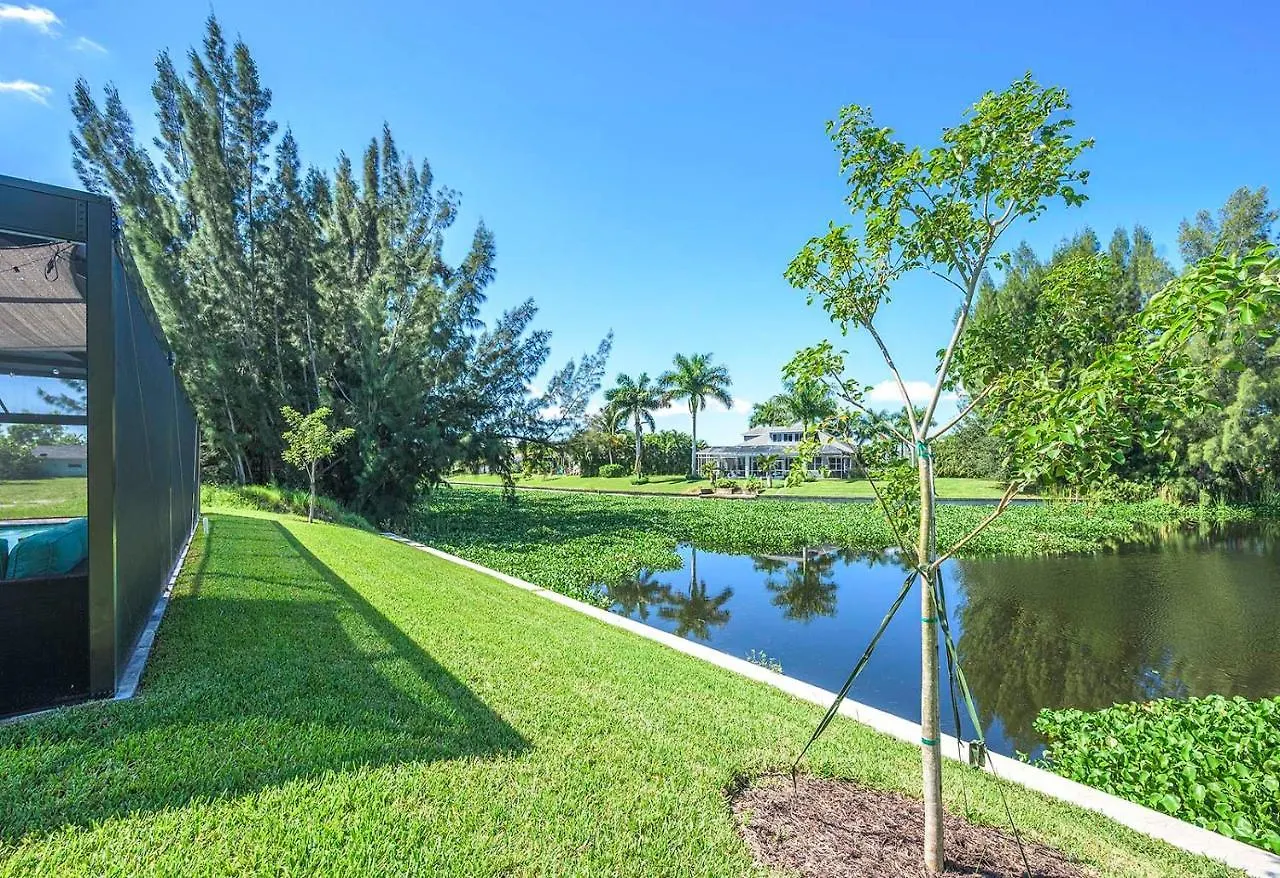 Holiday home Brand New Home! On Intersecting Canals, Pool, Sleeps 8 - Seaduction Cape Coral