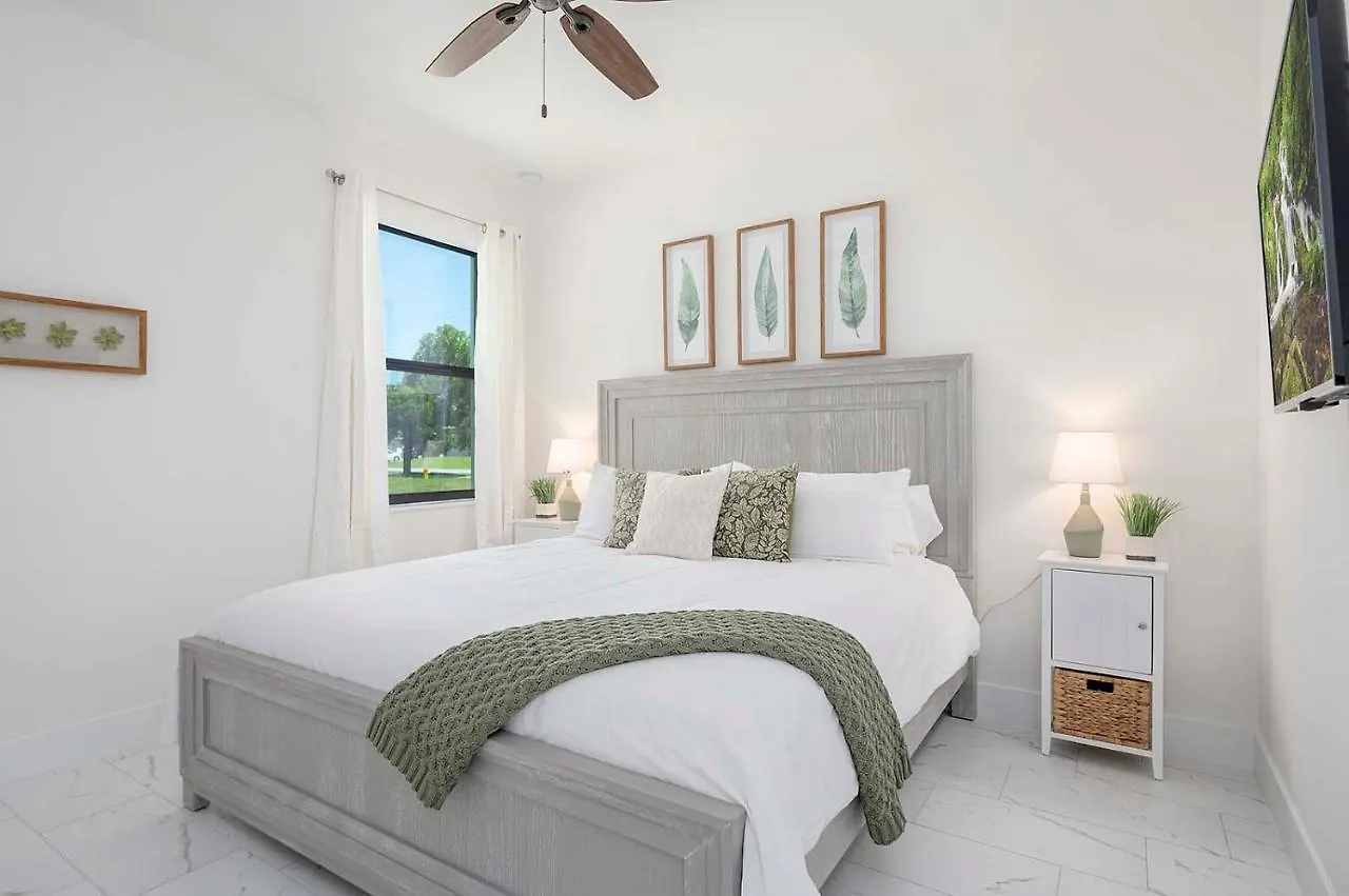 Brand New Home! On Intersecting Canals, Pool, Sleeps 8 - Seaduction Holiday home Cape Coral