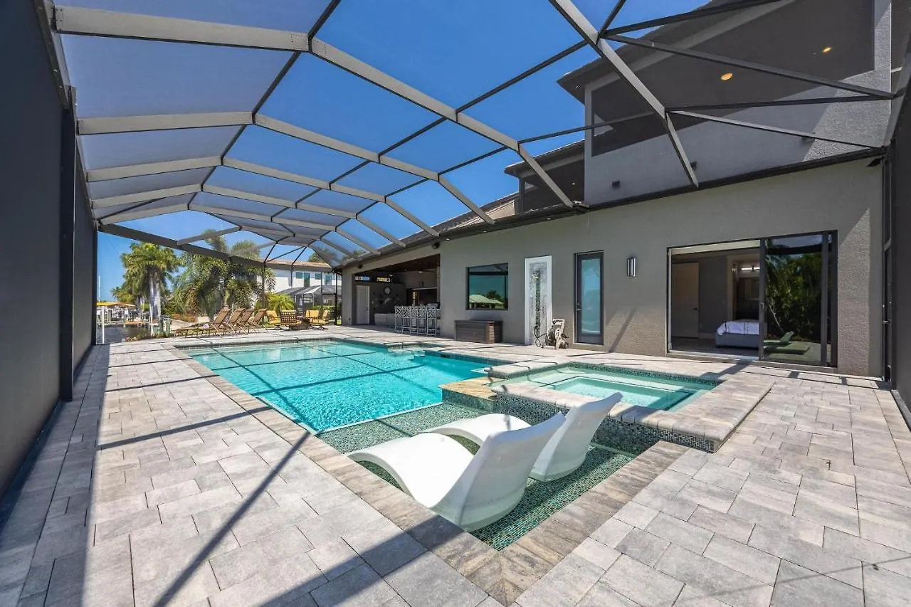 Gulf Access, Heated Salt Water Pool, Kayaks - Surfside Escape - Roelens Vacations Holiday home Cape Coral