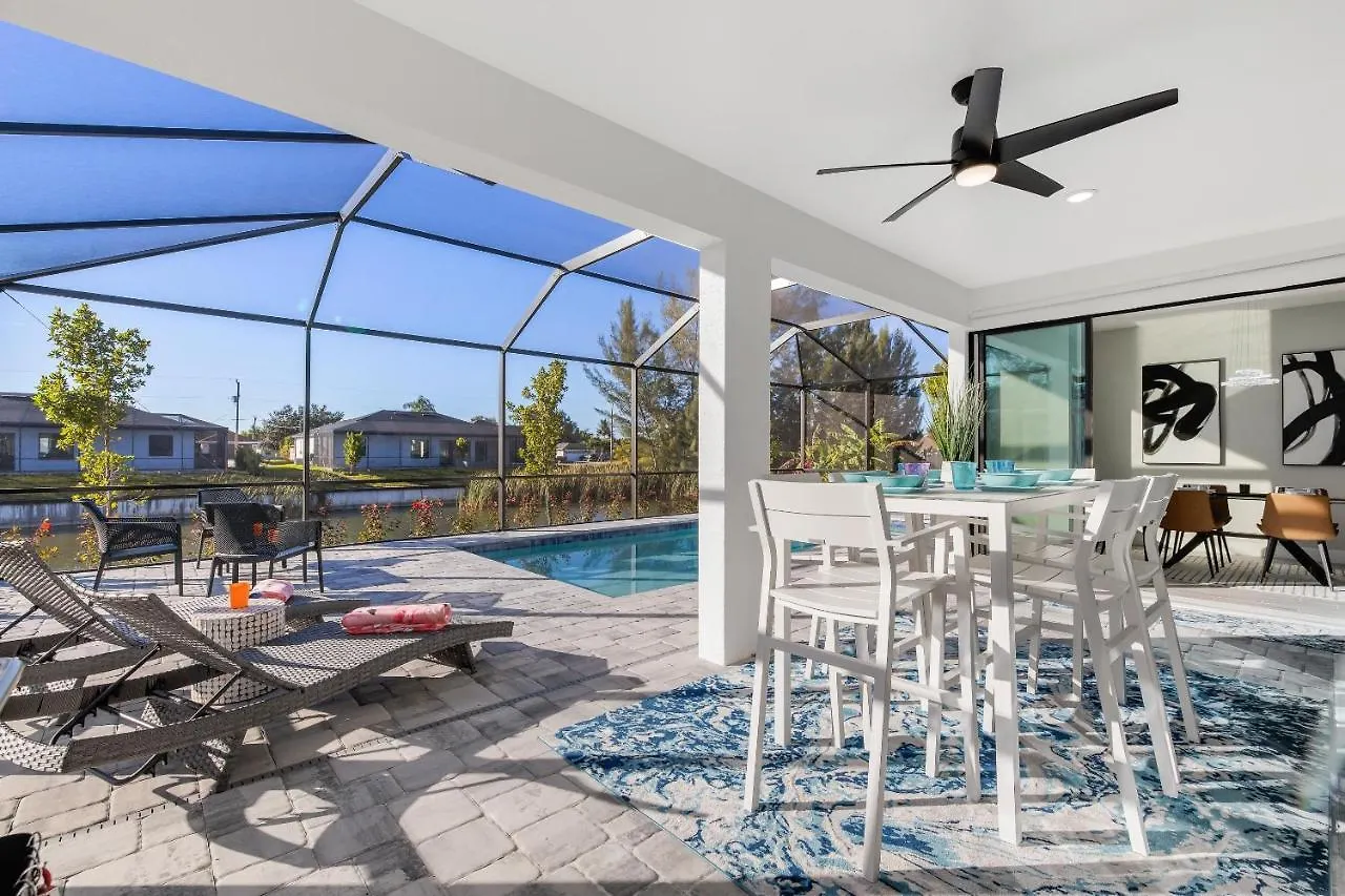 Beautiful Spacious New On A Salt Water Canal, Sleep 10 * Cape Coral