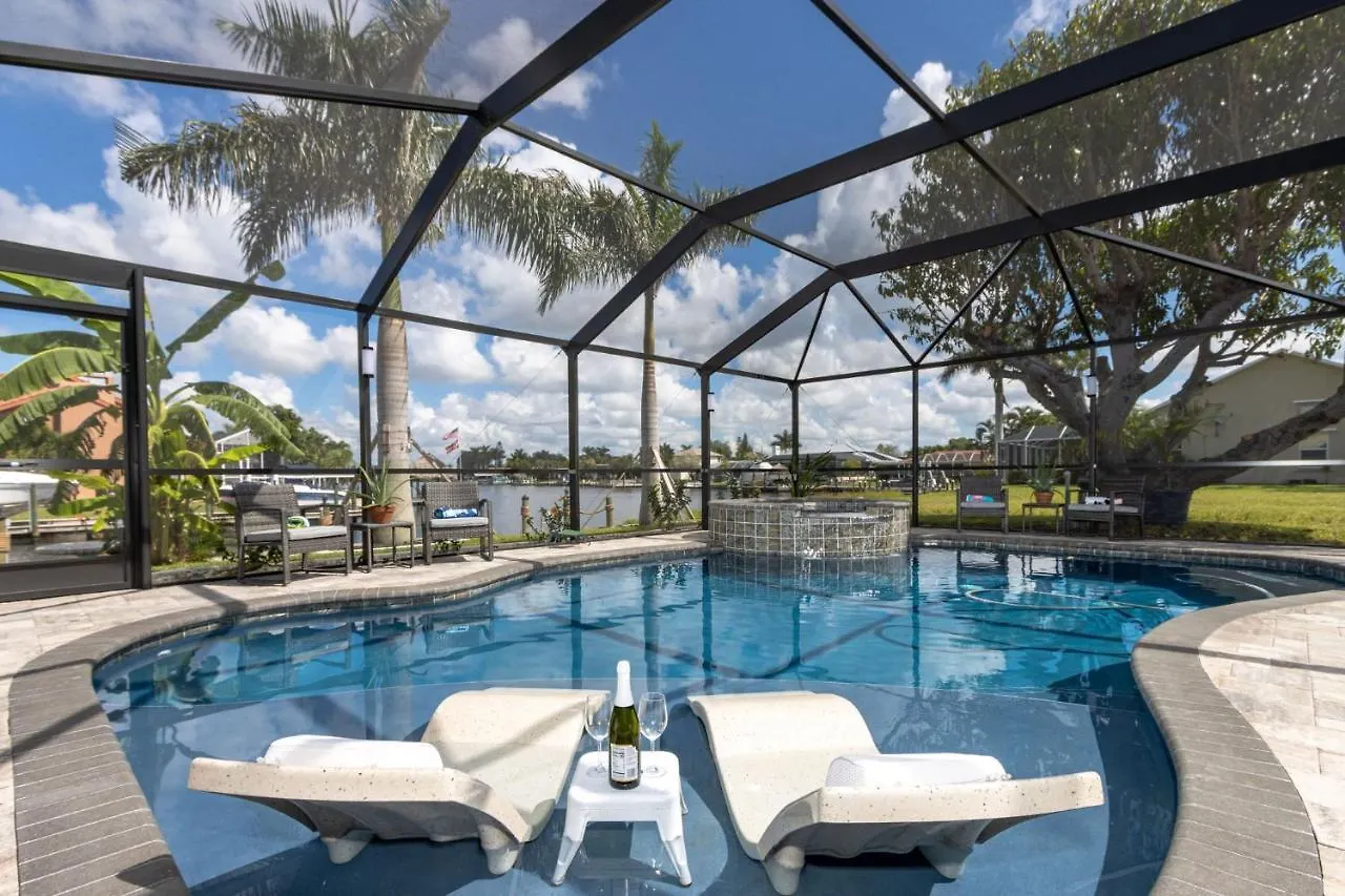 Stunning Waterfront Direct Gulf Access, Kayaks, Heated Pool Sanctuary On Savona Cape Coral